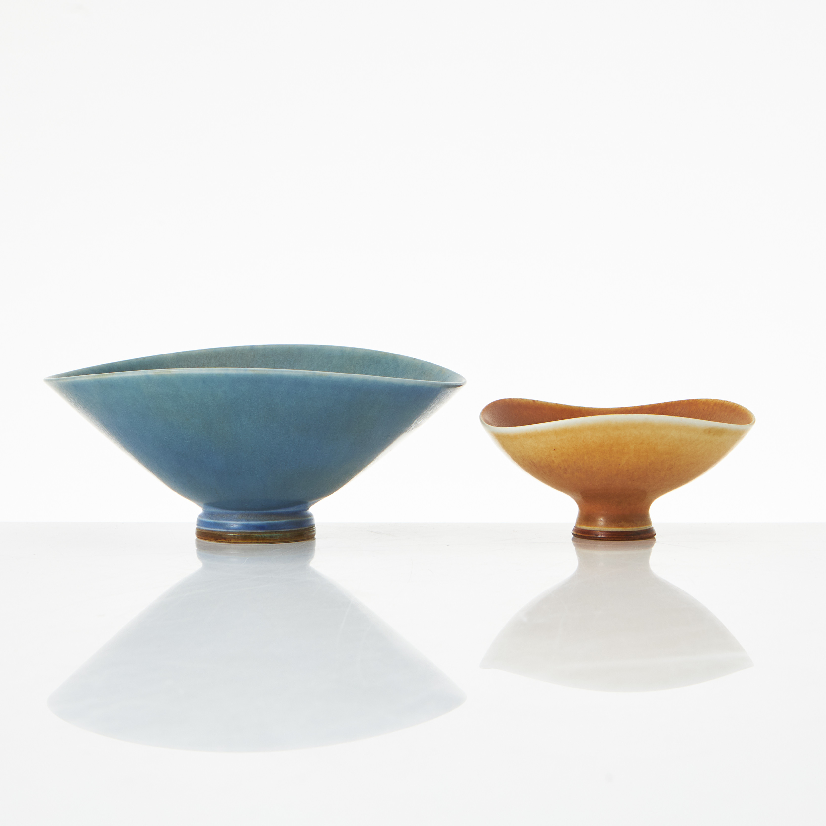 BERNDT FRIBERG. (Sverige, 1899–1981). Skålar, 2 st, stengods, 1964 och 1965, signerad, Gustavsbergs Studio.