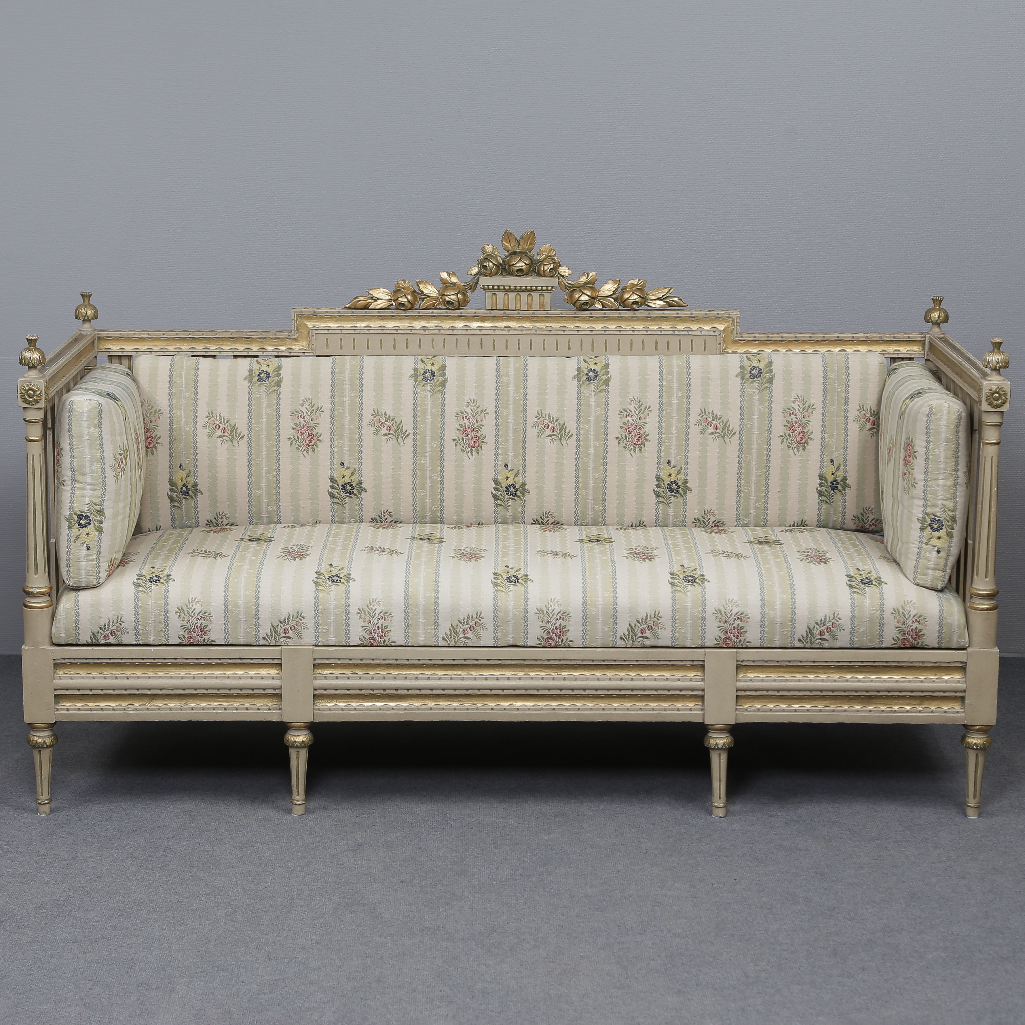 GUSTAVIANSK SOFFA 1700-TAL, SKUREN DEKOR, SENARE OMKLÄDD, SENARE BEMÅLAD.
