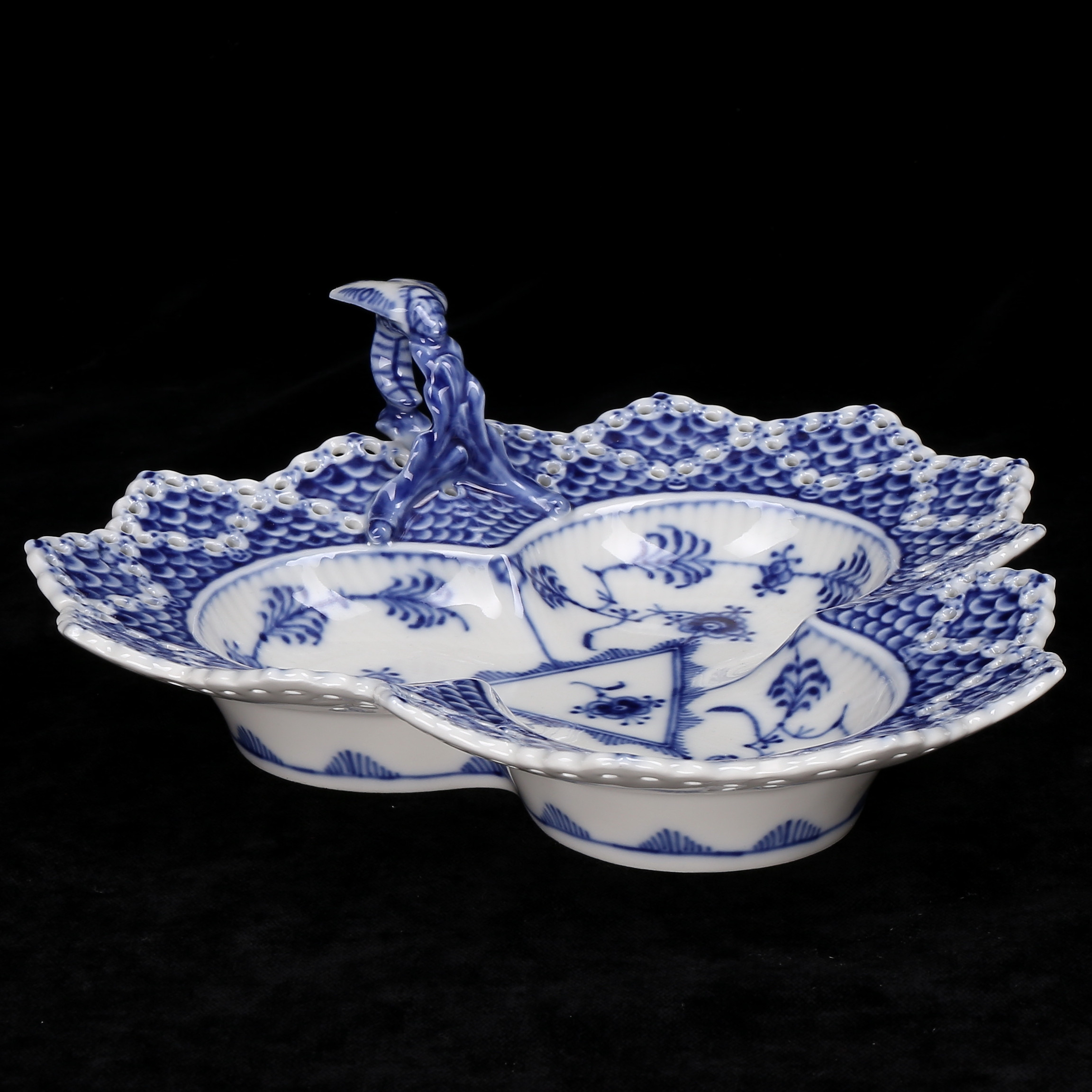 SERVERINGSFAT, porslin, "Musselmalet", nr 1077, Royal Copenhagen, Danmark.