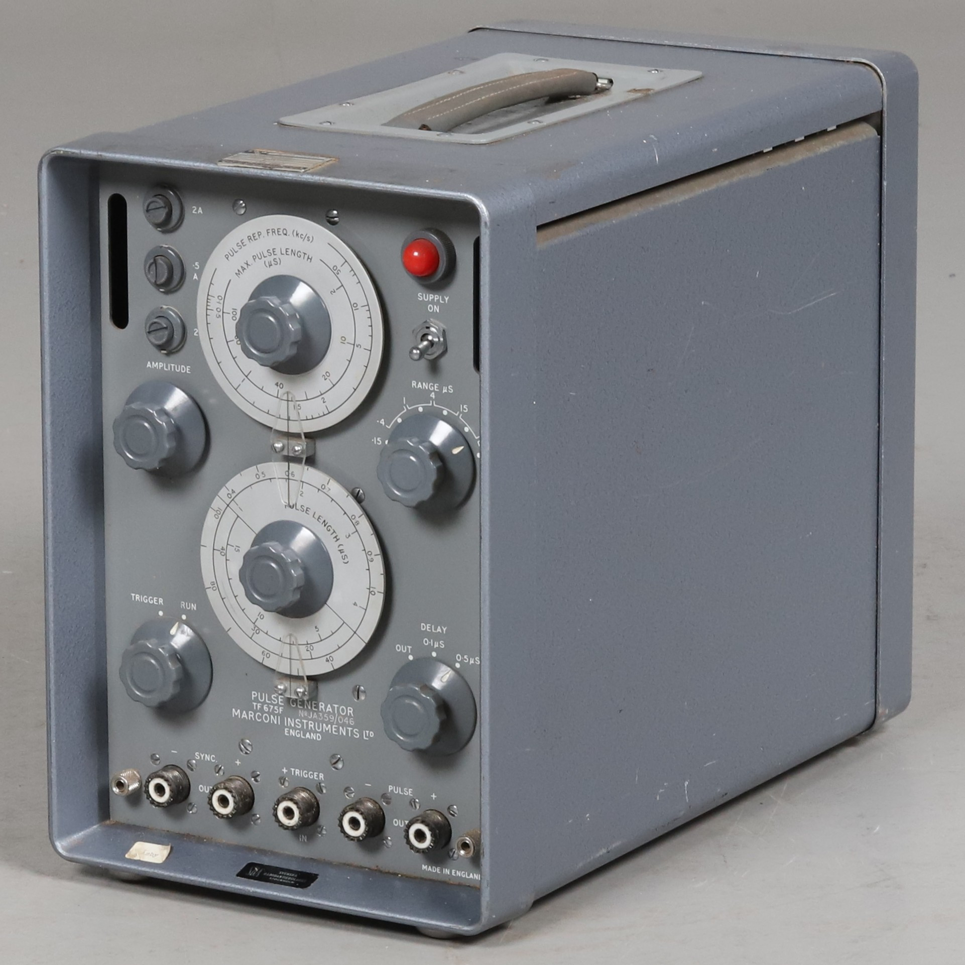 PULSGENERATOR. Macrconi TF675F för Svenska armen, etikett-märkt Svenska Radioaktiebolaget, Stockholm.