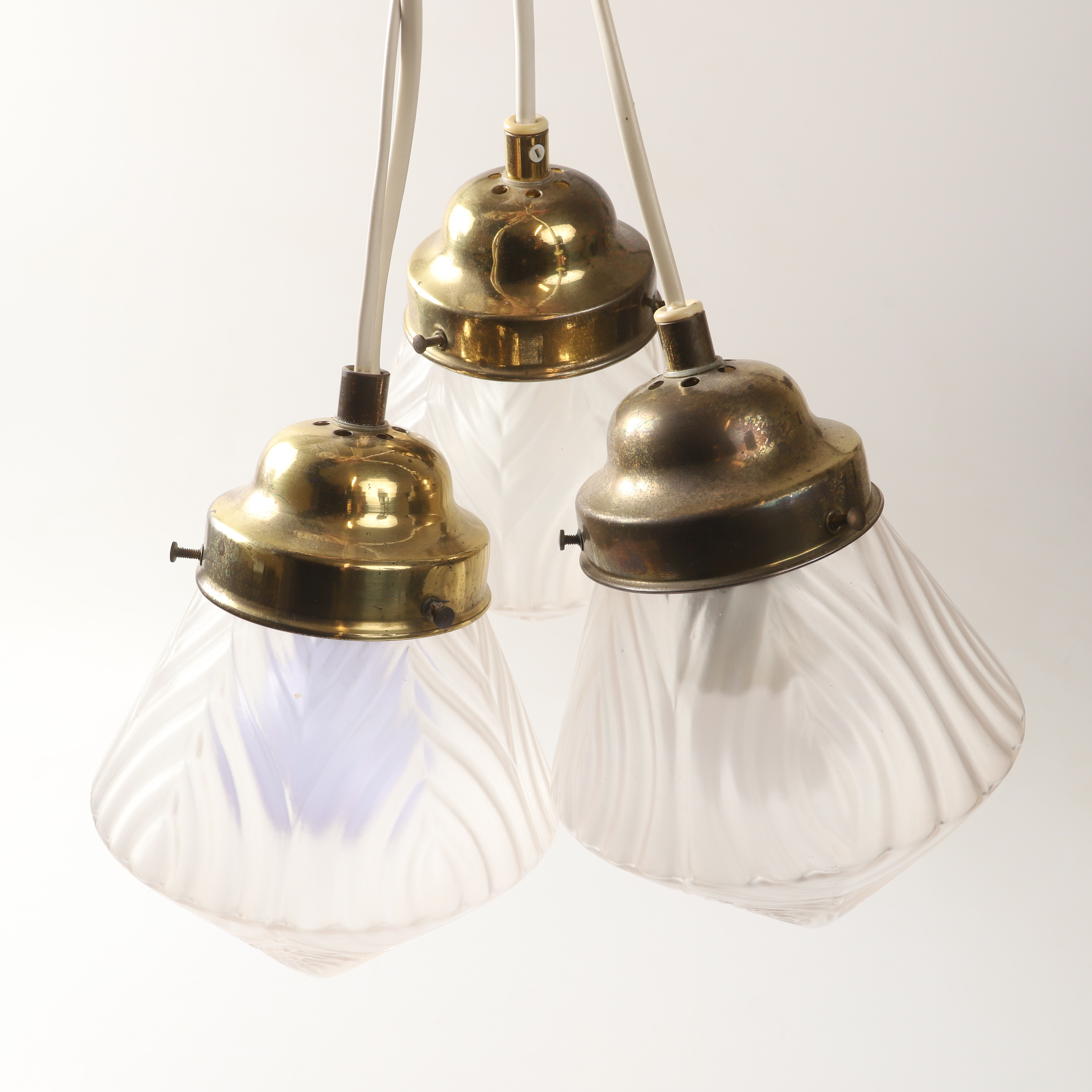 FÖNSTERLAMPOR, 3 stycken, mässing med glaskupor, 1900-talets andra hälft.