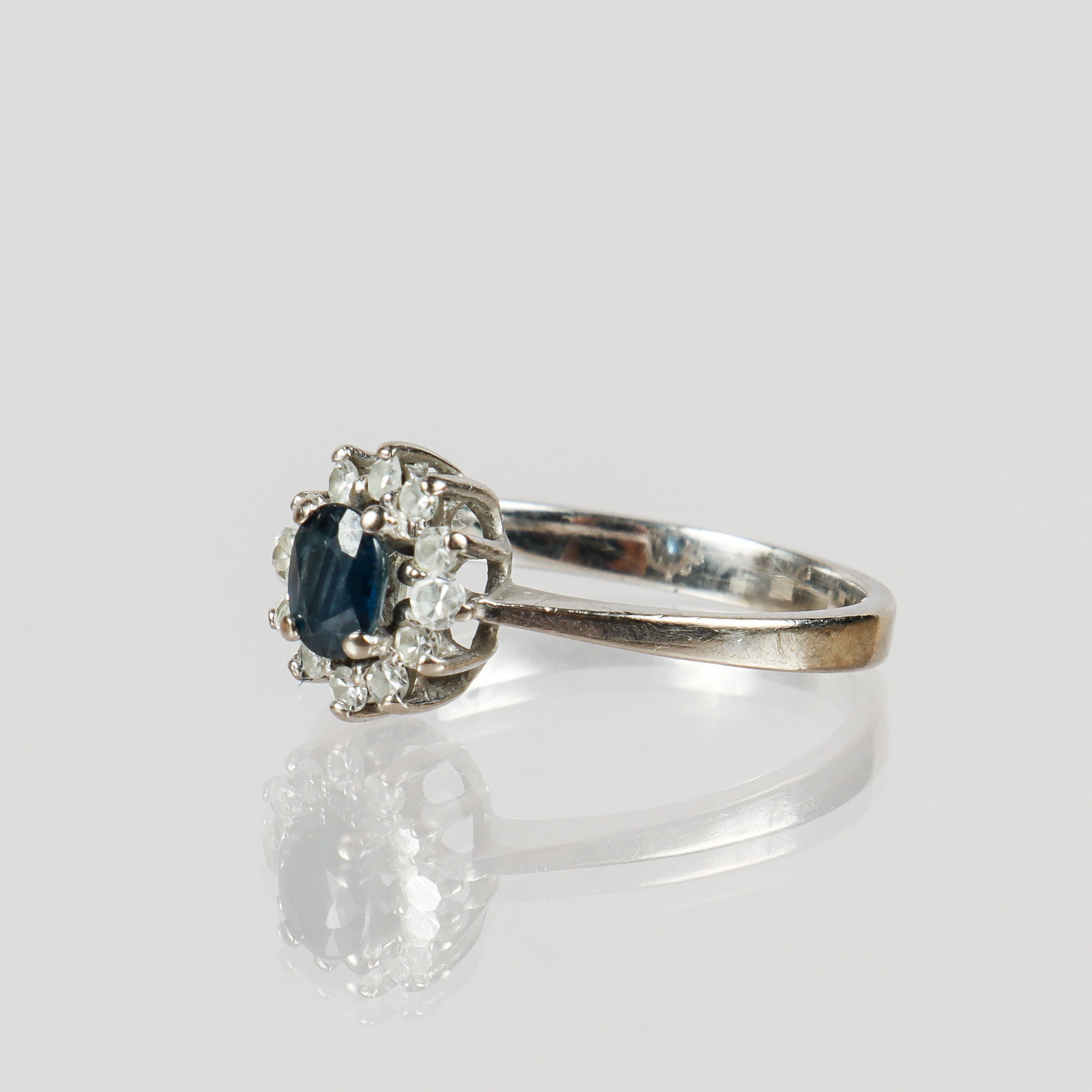 CARMOSÉRING, 18k vitguld med facetterad syntetisk safir och 12 briljanter på totalt 0,18 ct. enligt gravyr.