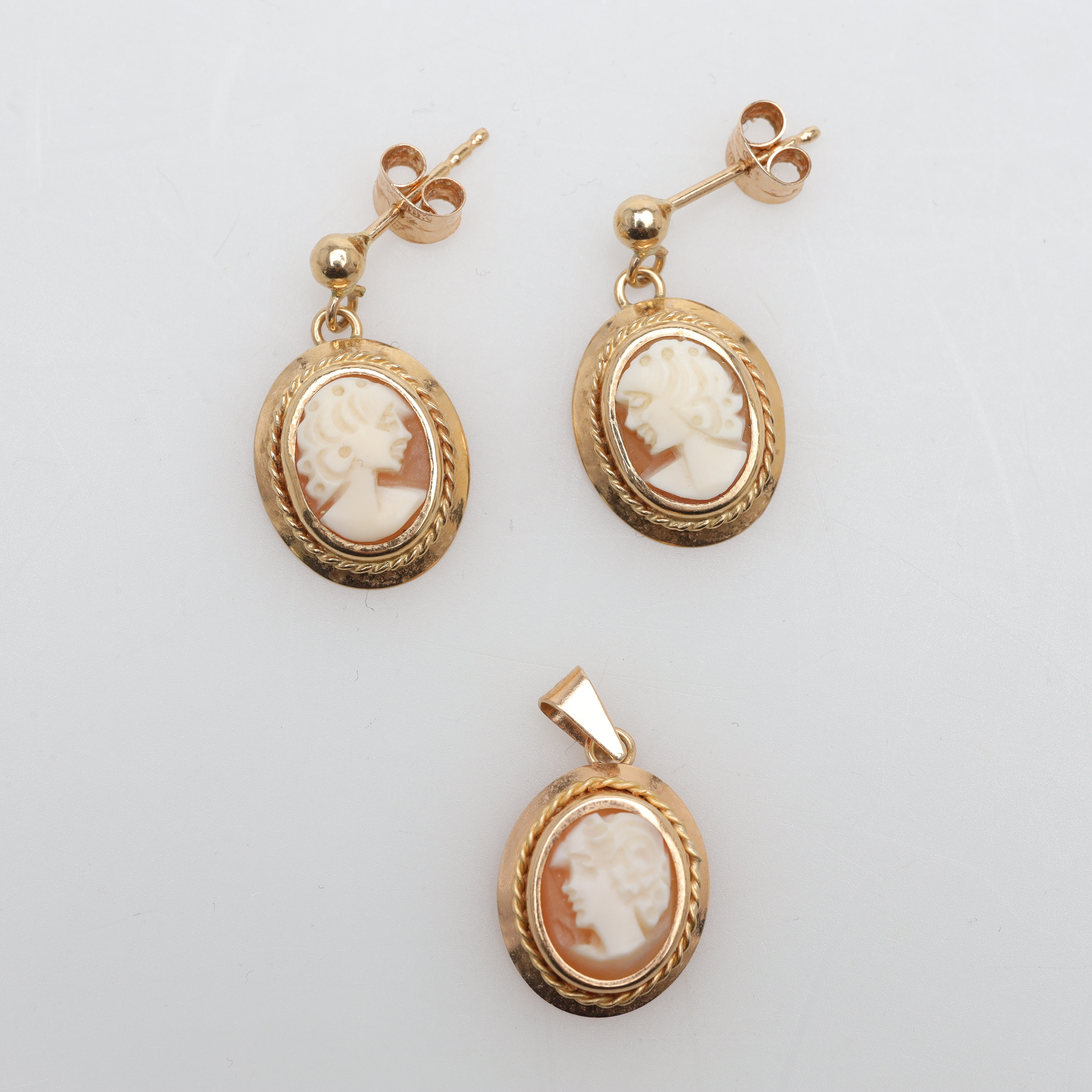 ÖRHÄNGEN samt BROSCH 18K guld, camé, bruttovikt ca 3,3 gram.