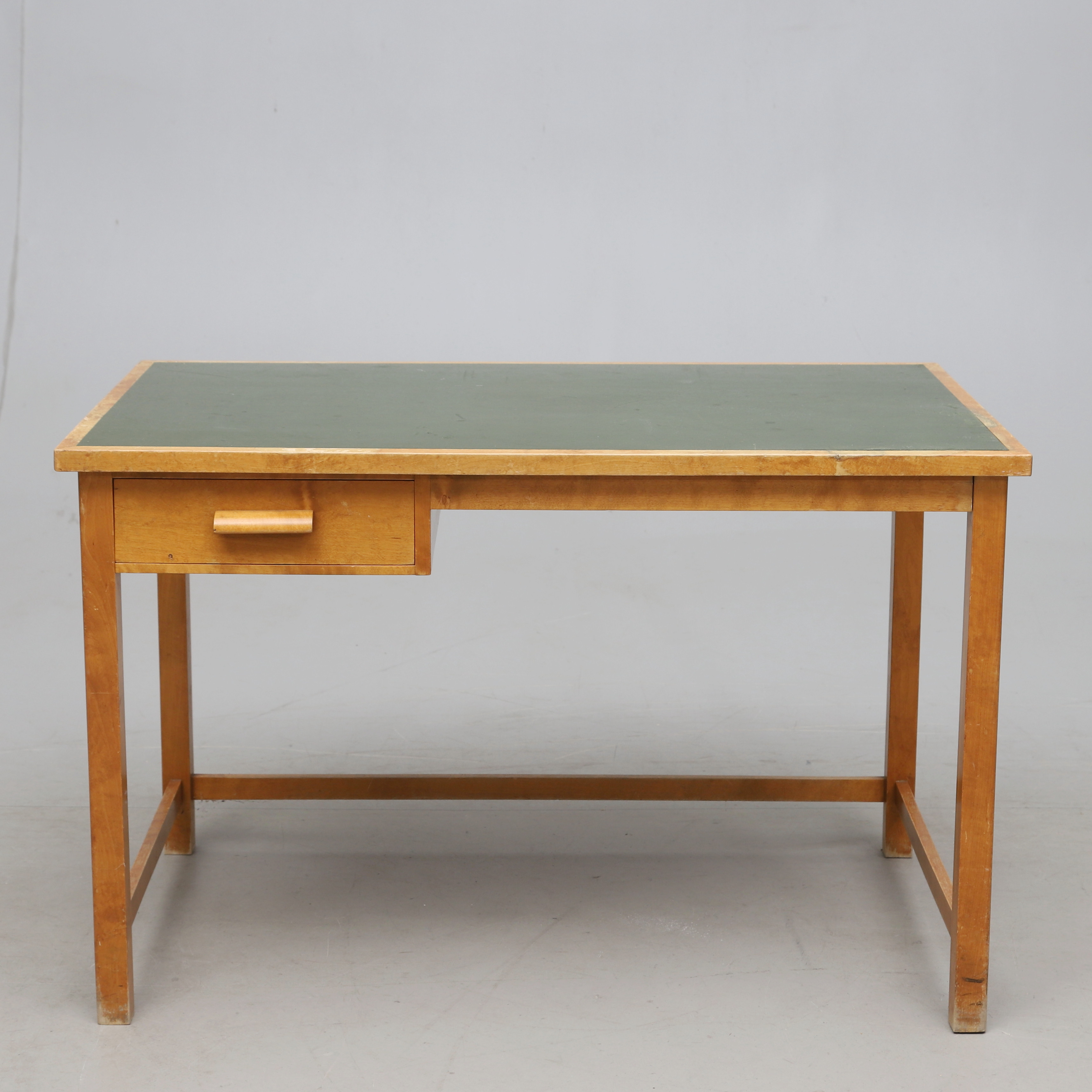 BARNSKRIVBORD, björk, 1950-tal.