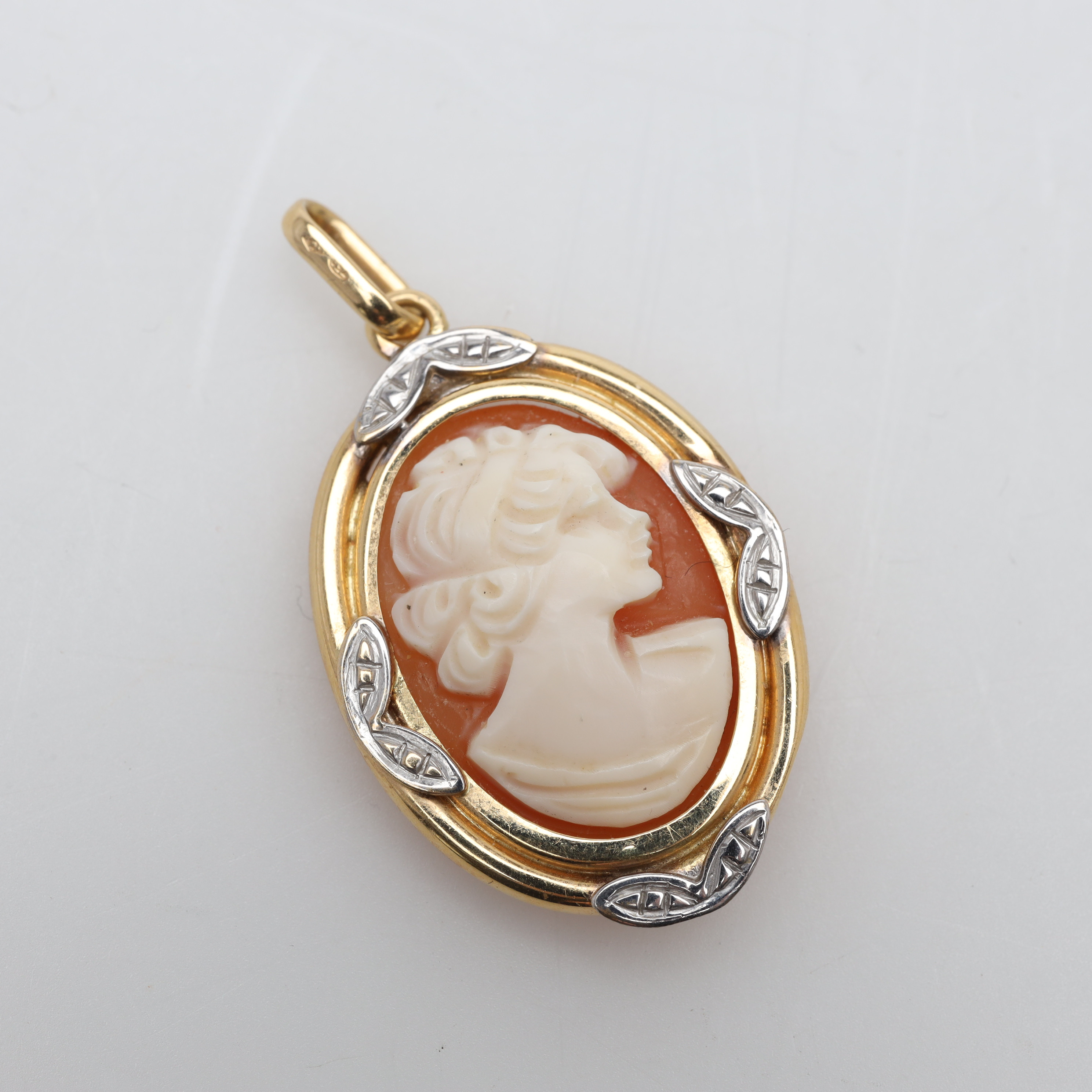 HÄNGE, 18K, guld, camé, bruttovikt ca 3,9 gram.