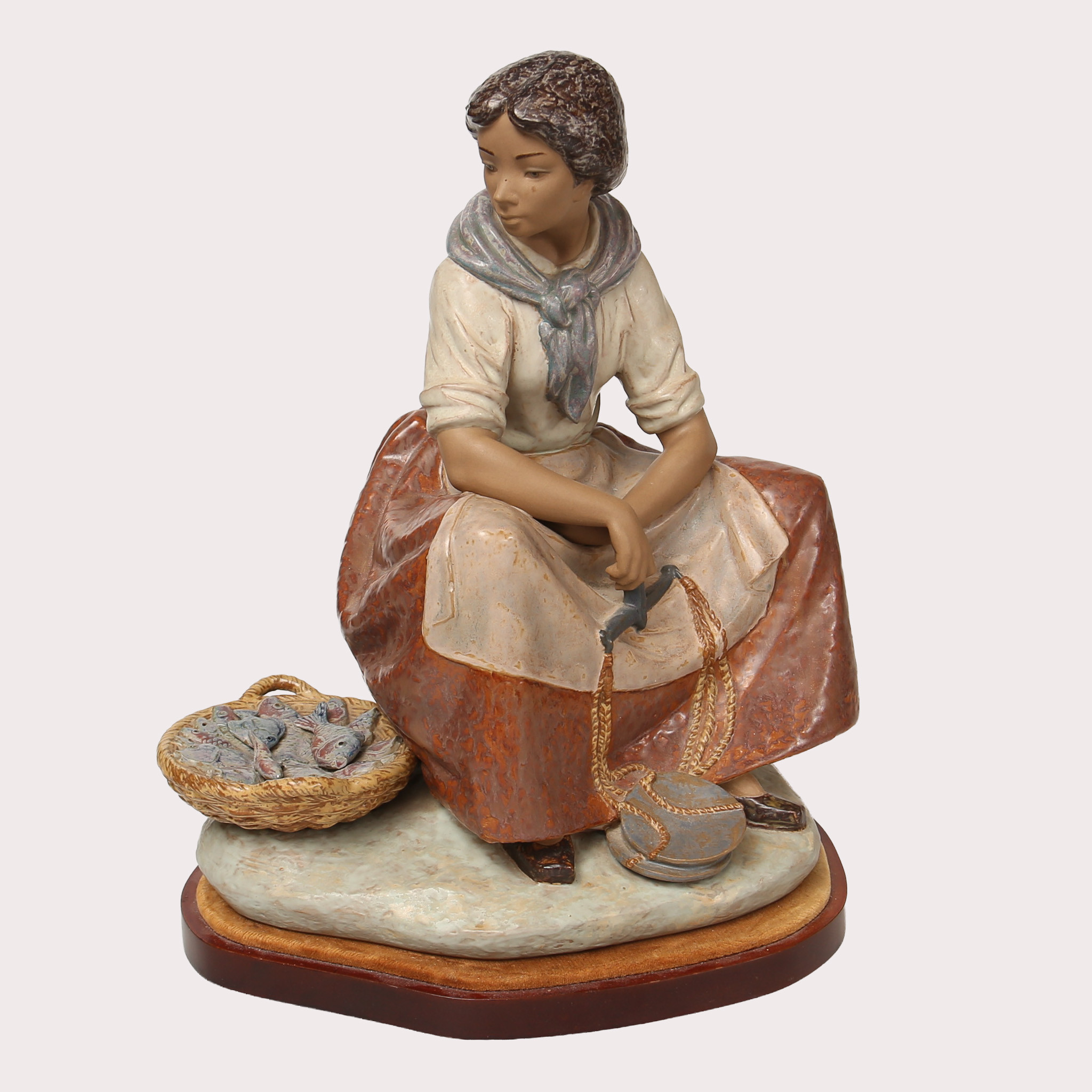 LLADRO, stengods, polykromt måleri, "Fiskhandlaren", Spanien, 1900-talets sista fjärdedel.