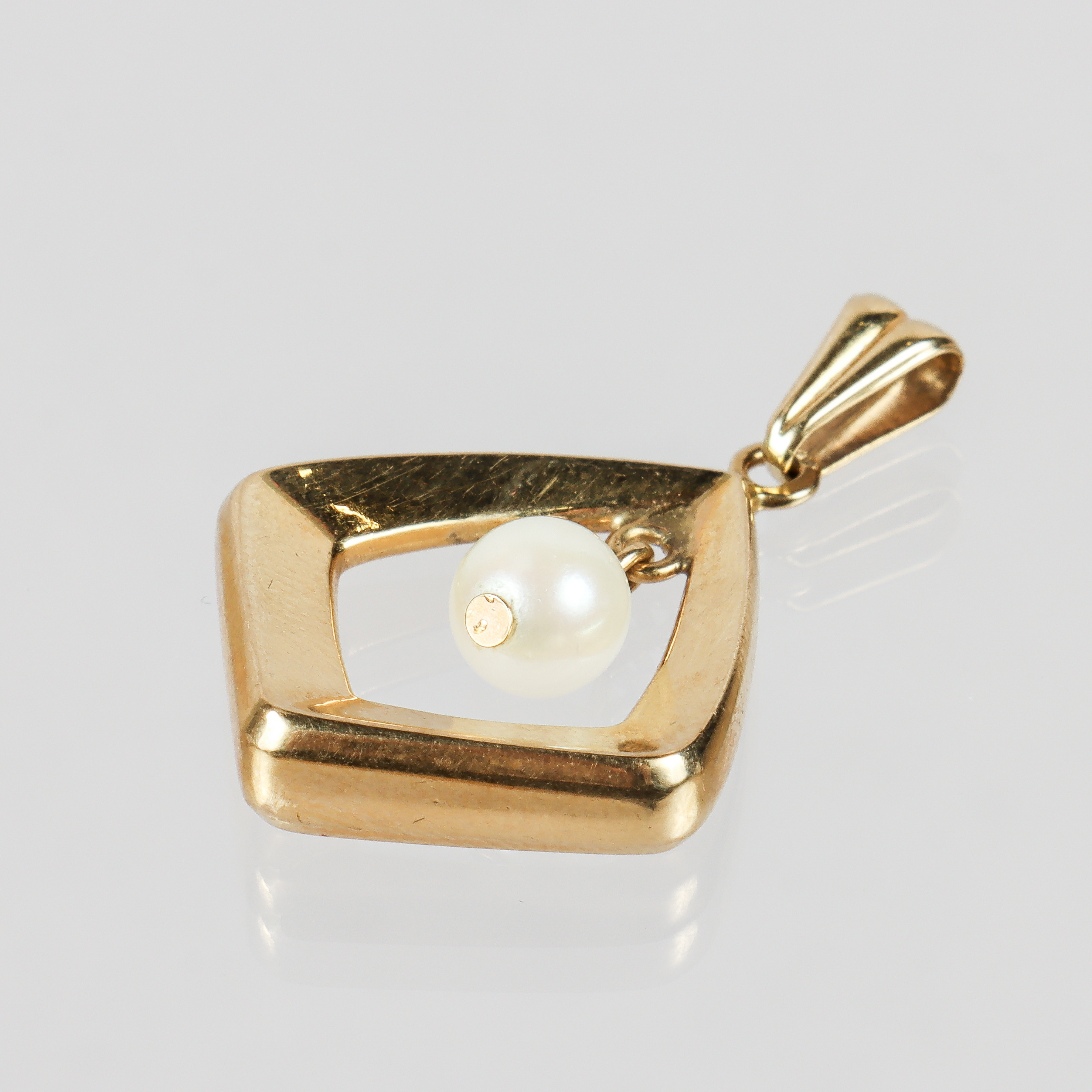 HÄNGE 18k guld med odlad pärla.