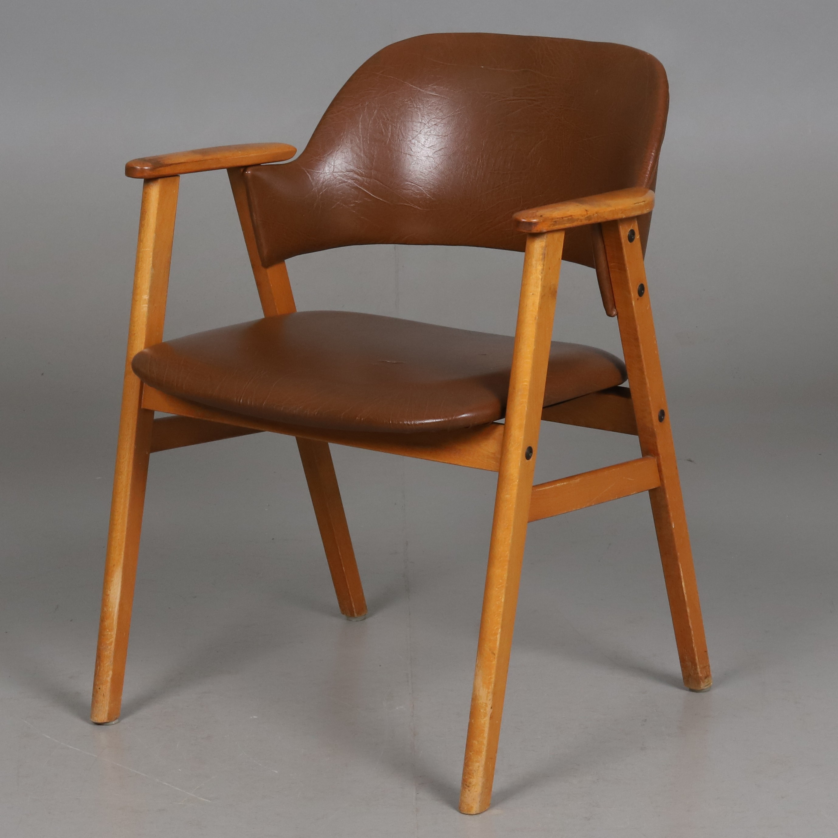 KARMSTOL. Trä och läder. 1950/60-tal.