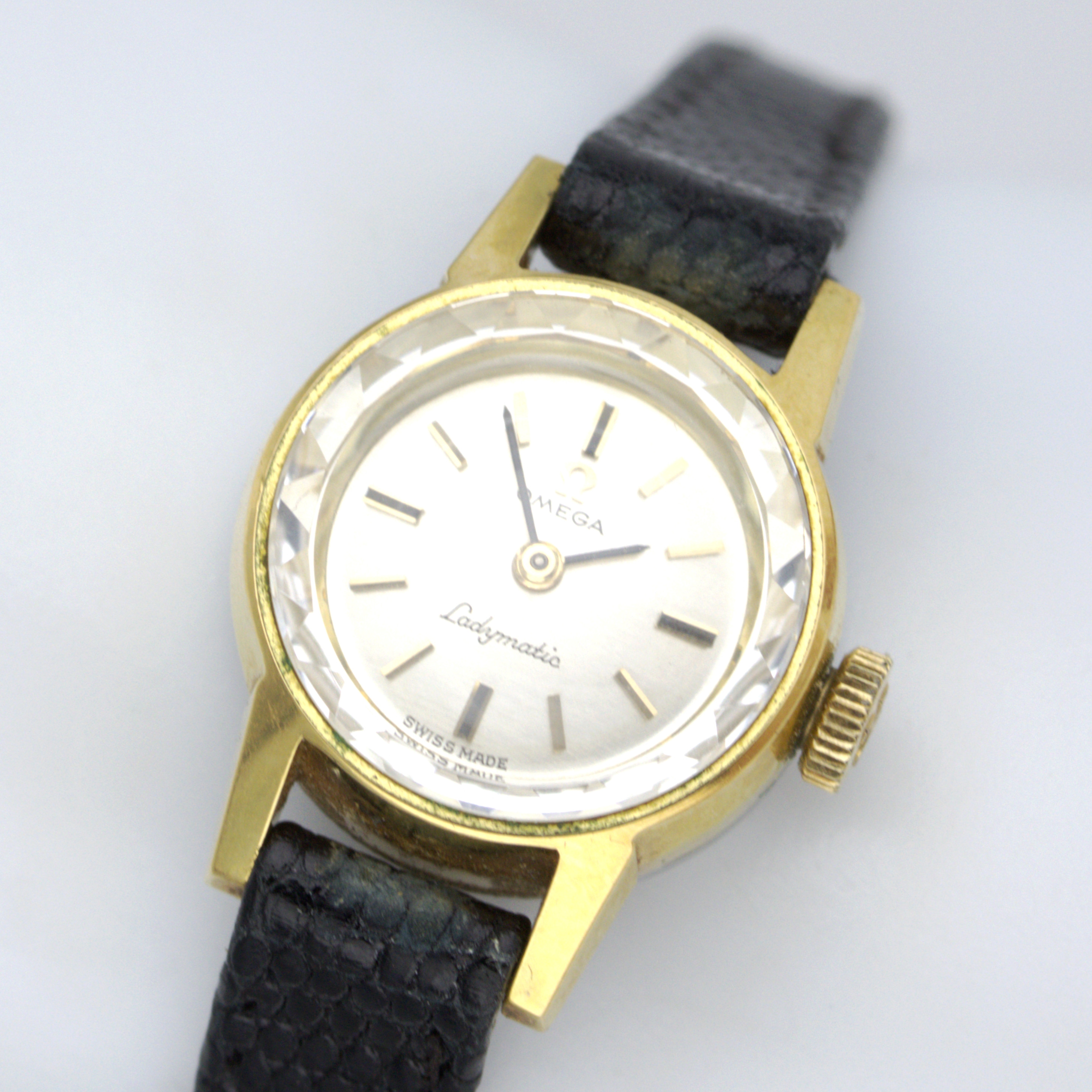 OMEGA. Ladymatic, armbandsur, gulddoublé, automatisk, läderarmband, Schweiz, 1950-60 tal.