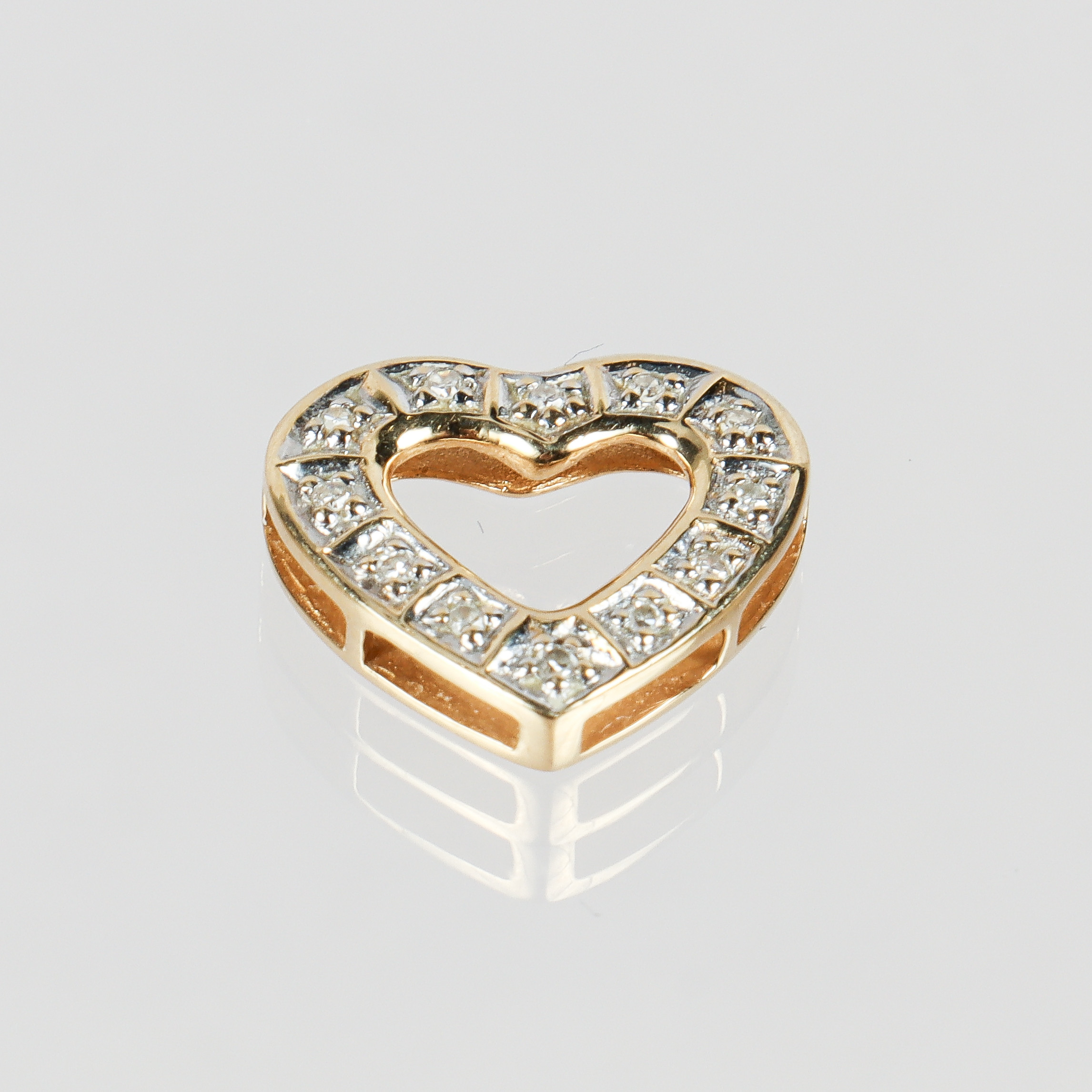 HÄNGE i form av hjärta, 18k guld med briljantslipade stenar.
