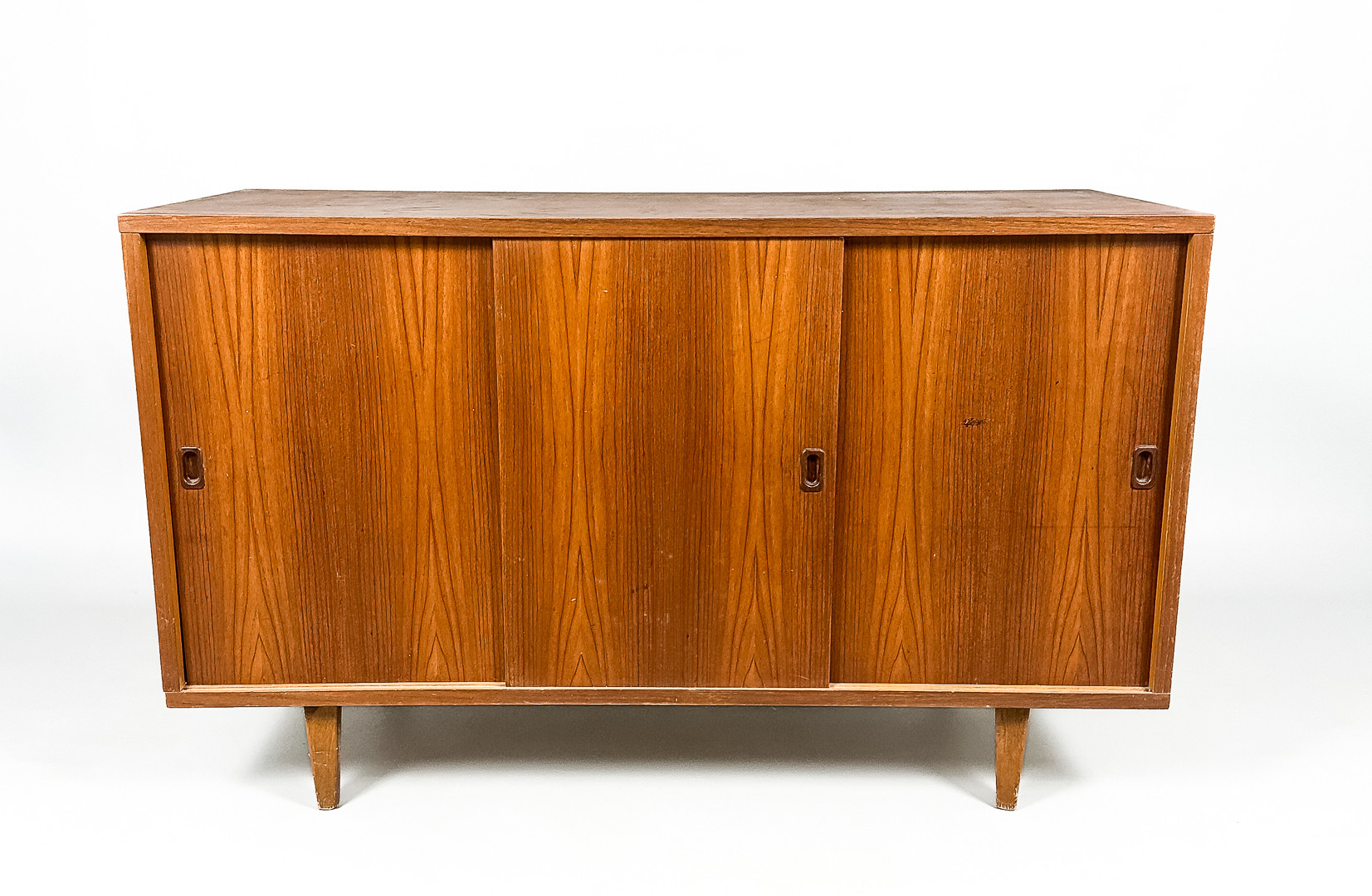 FERDINAND LUNDQUIST. SIDEBOARD, teakfaner, 1900-talets mitt.