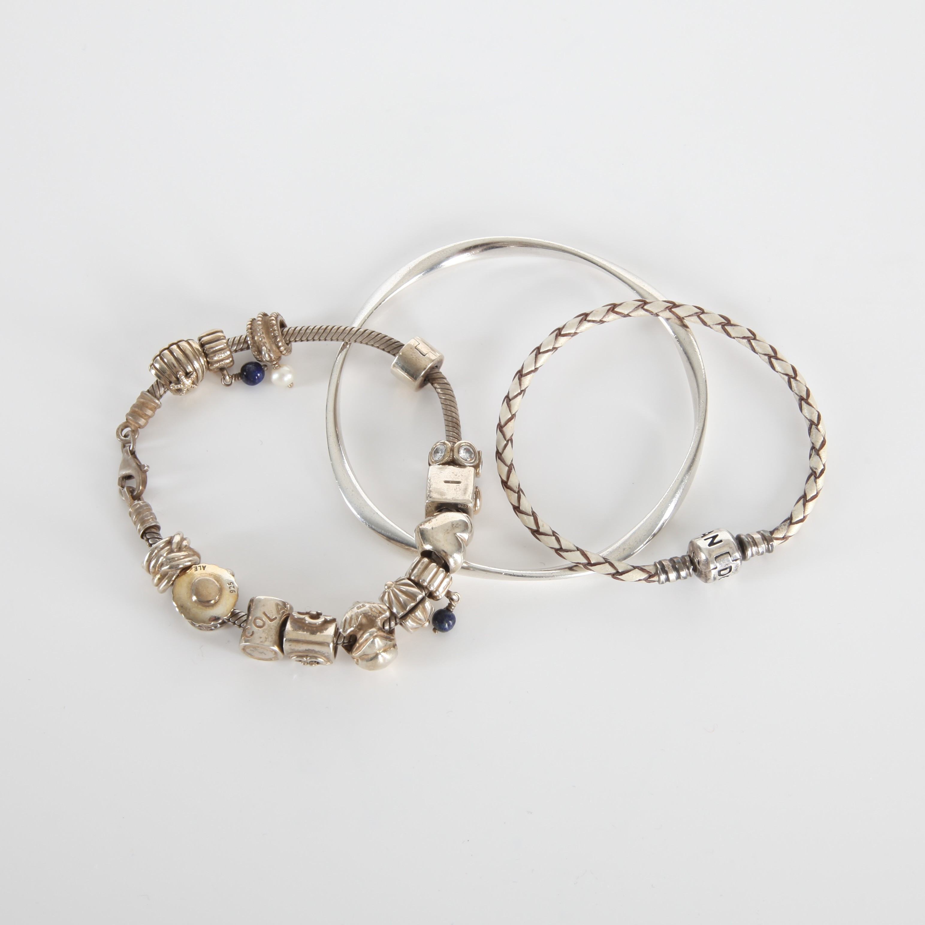 PANDORA ARMBAND, 3 st, silver, 14 berlocker samt ett lås.