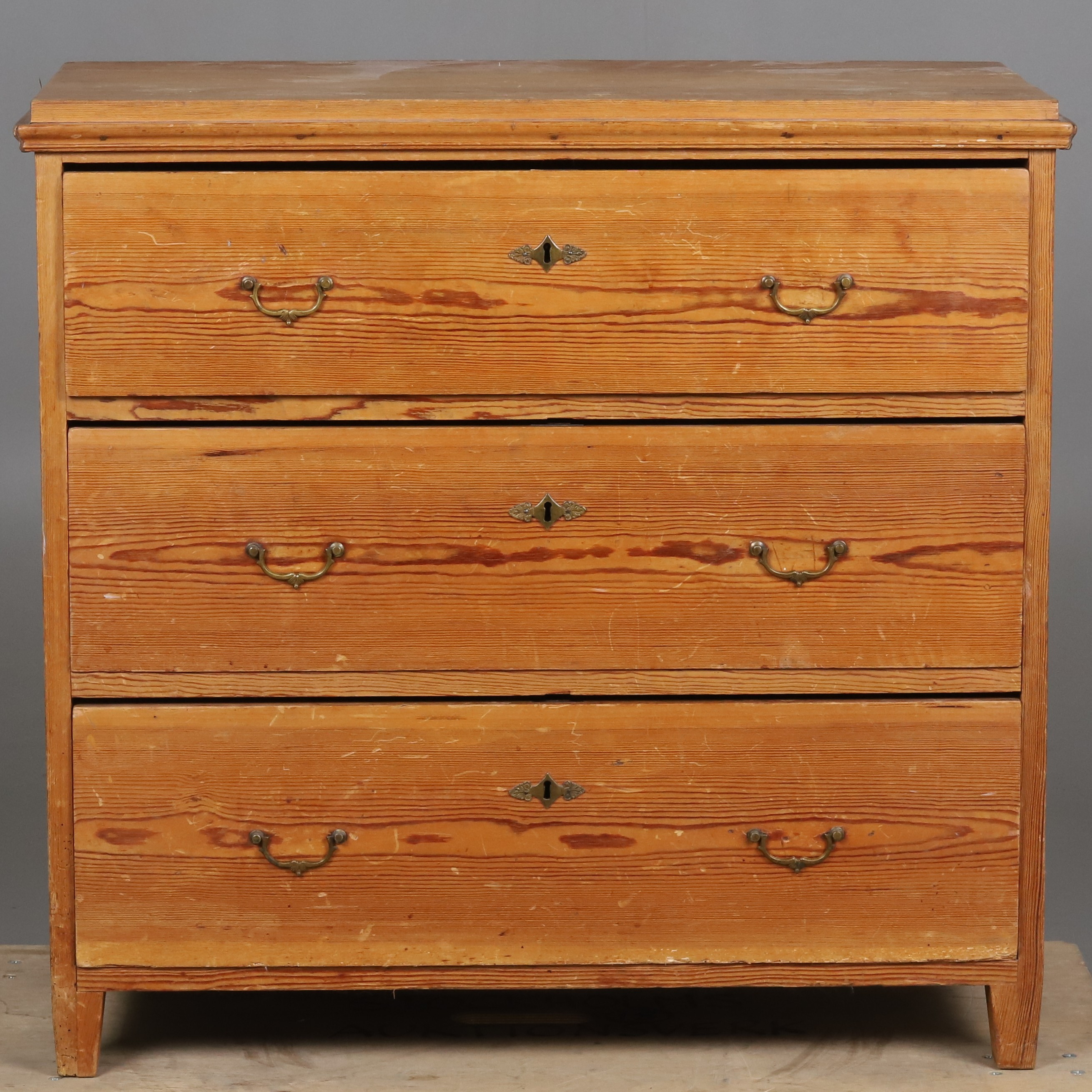 BYRÅ. Furu, 3 lådor, 1800-tal.