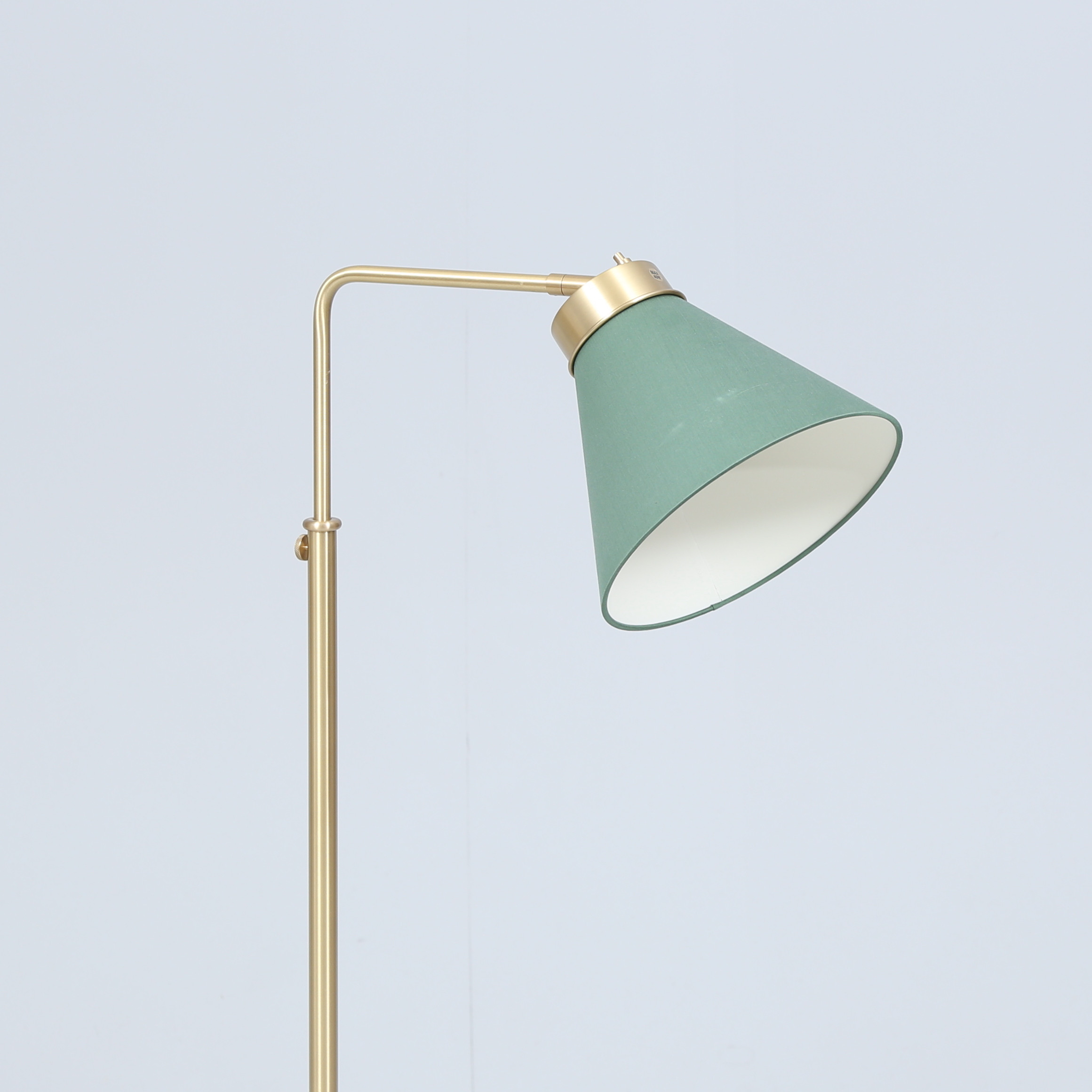JOSEF FRANK. Golvlampa, mässing, modell 1842, Firma Svenskt Tenn.