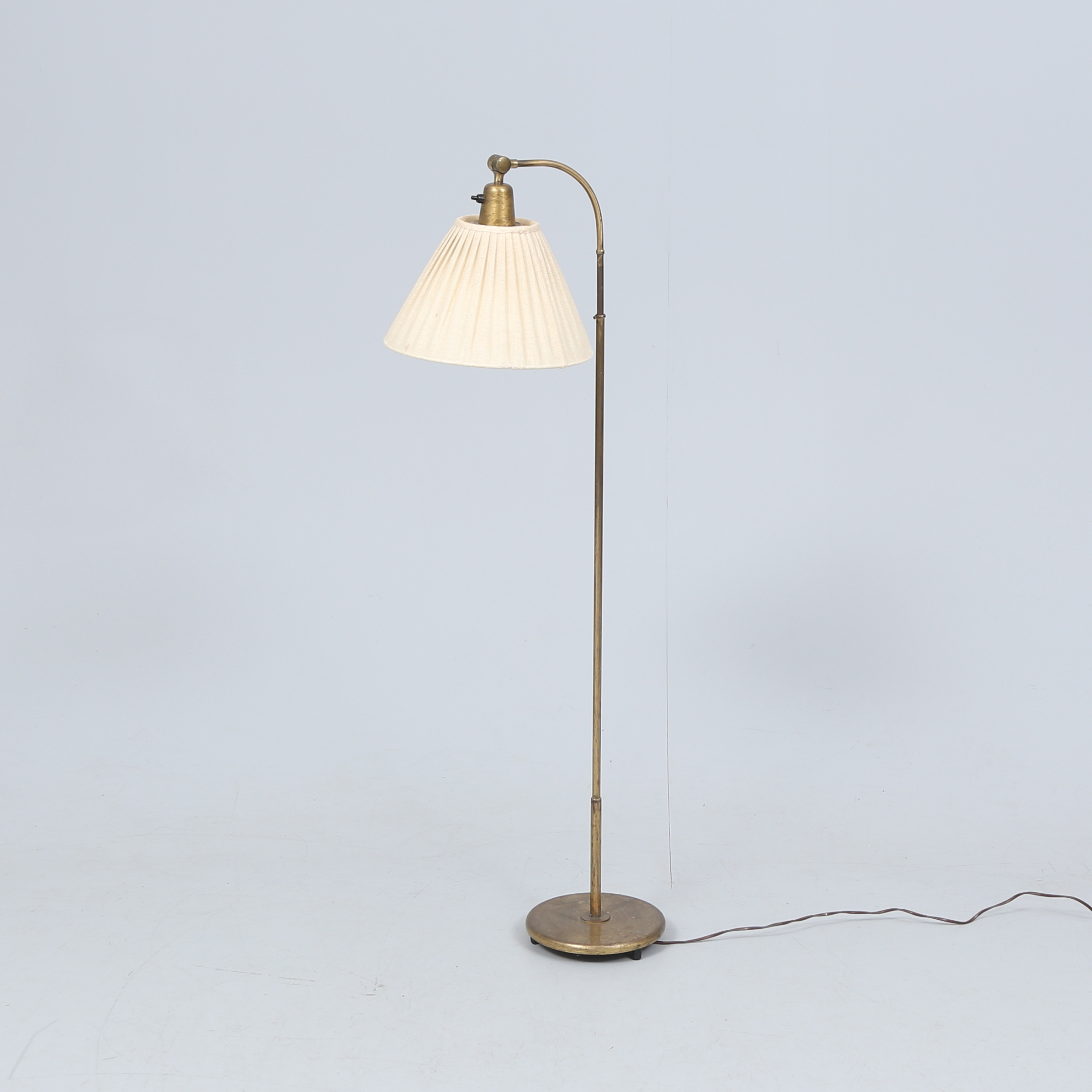 GOLVLAMPA, mässing, 1900-talets mitt.