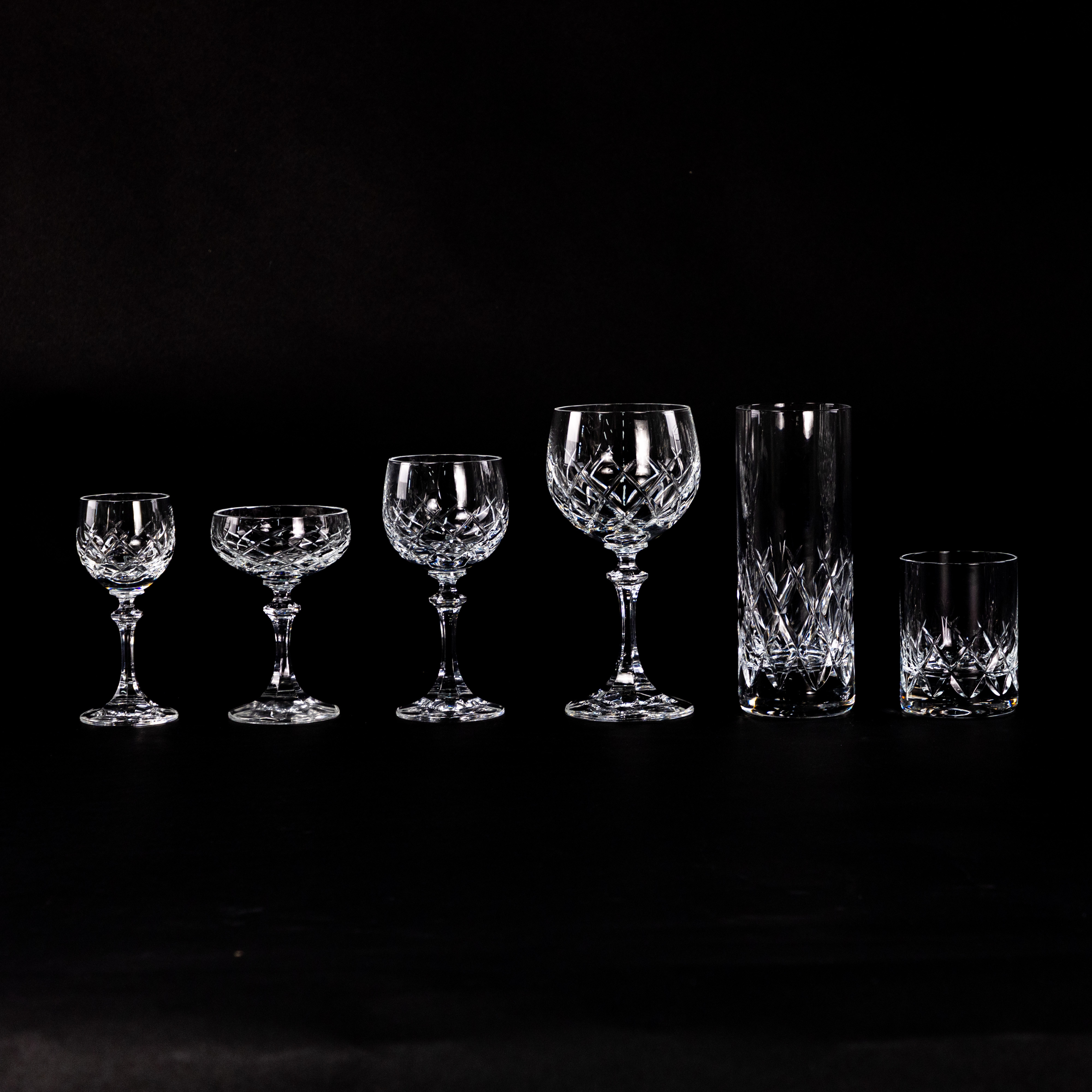 GLASSERVIS. 72 delar, slipad dekor.