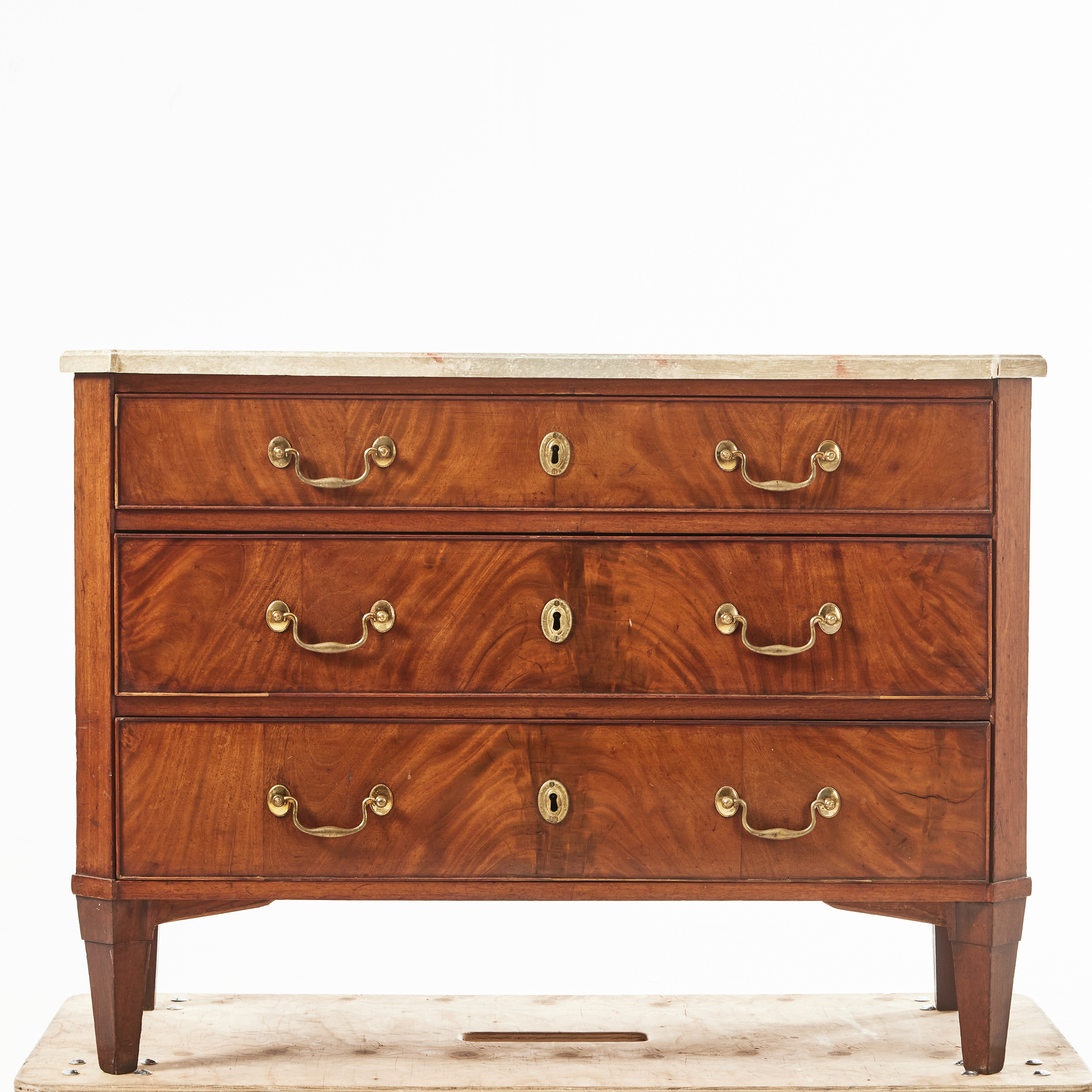BYRÅ, sengustaviansk, 1800-talets början, mahogny, toppskiva med imitationsmåleri, beslag av mässing.