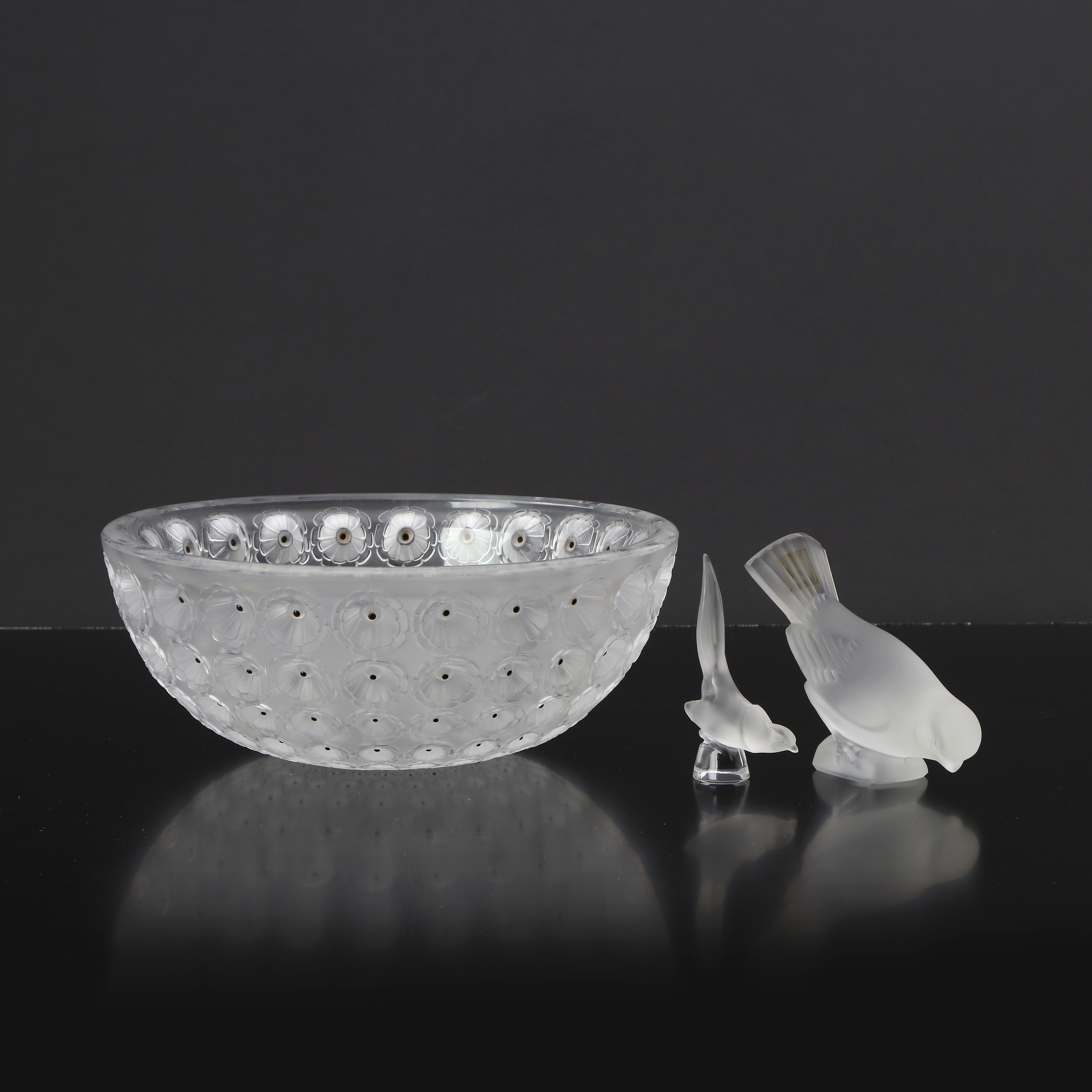 LALIQUE, SKÅL OCH TVÅ FIGURINER, Frostat glas. Signerade.
