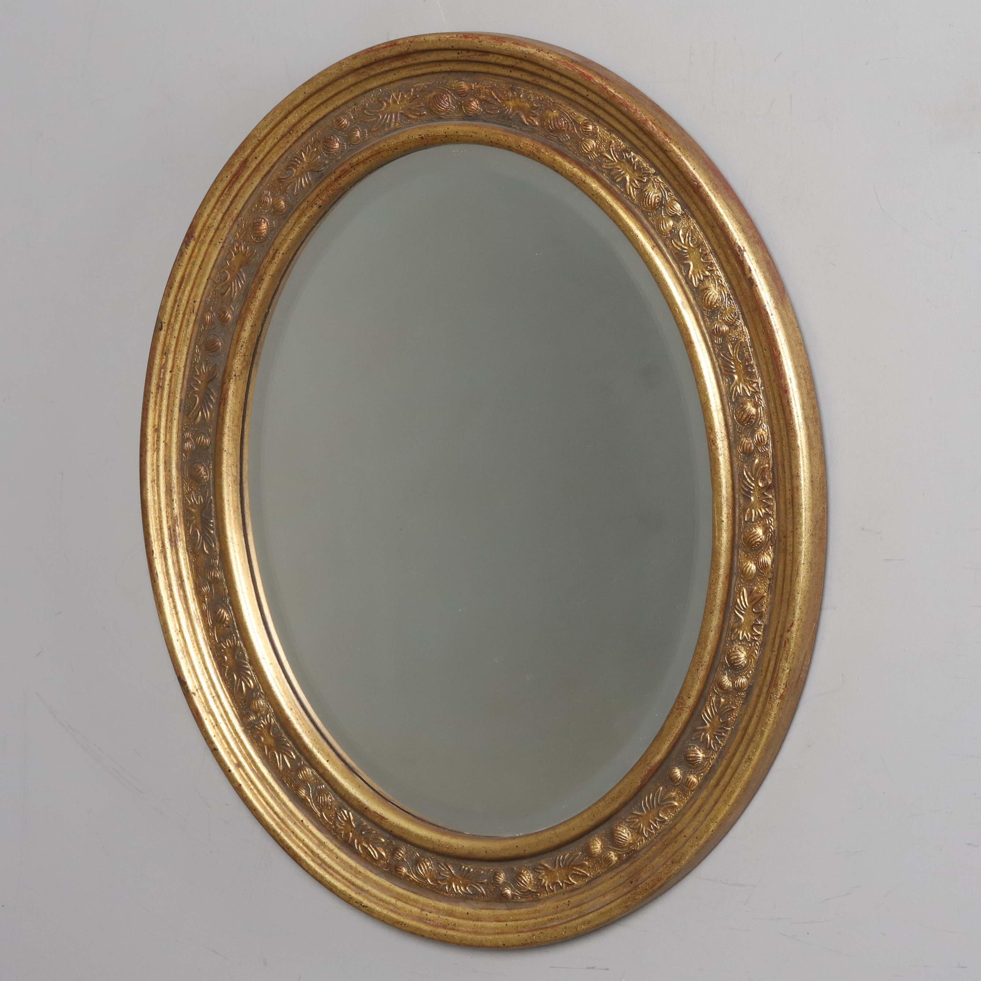 SPEGEL. Oval form. Facettslipat glas med träram. 1900-talets senare del.