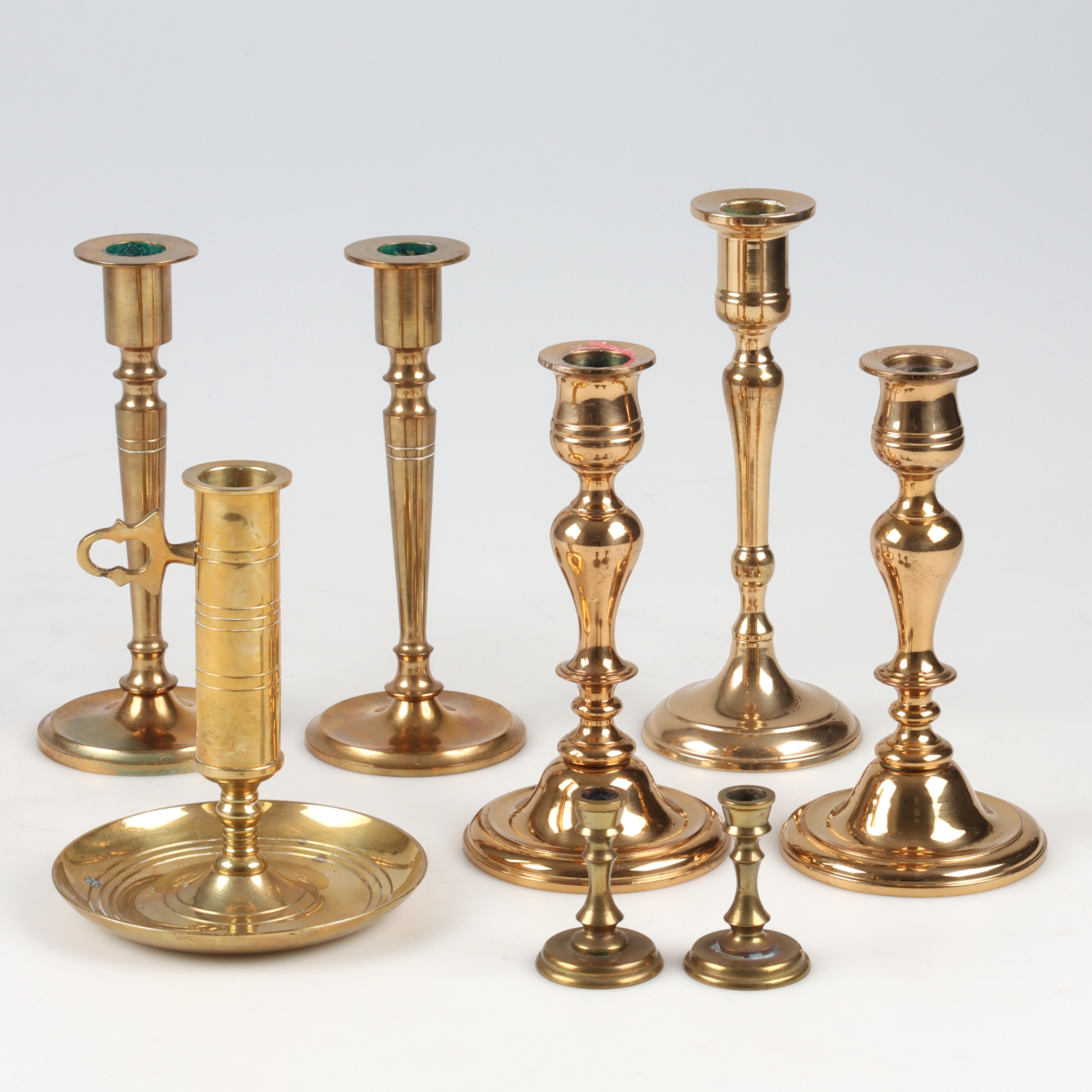 LJUSSTAKAR, 8 st, malm, mässing, brons, 1900-tal.