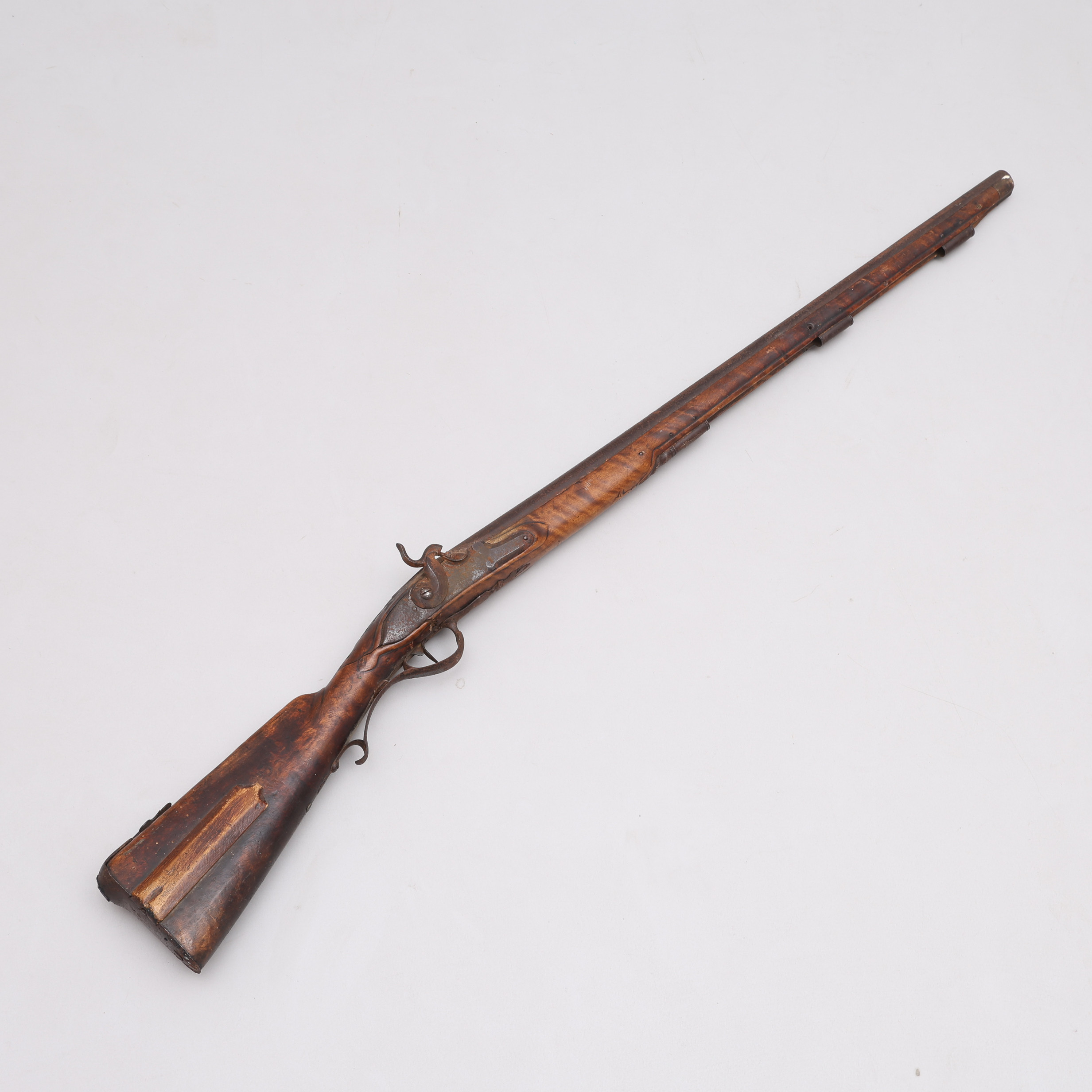FRÅN FLINTLÅS KONVERTERAT SLAGLÅSGEVÄR MED RÄFFLAD PIPA, 17/1800-TAL.