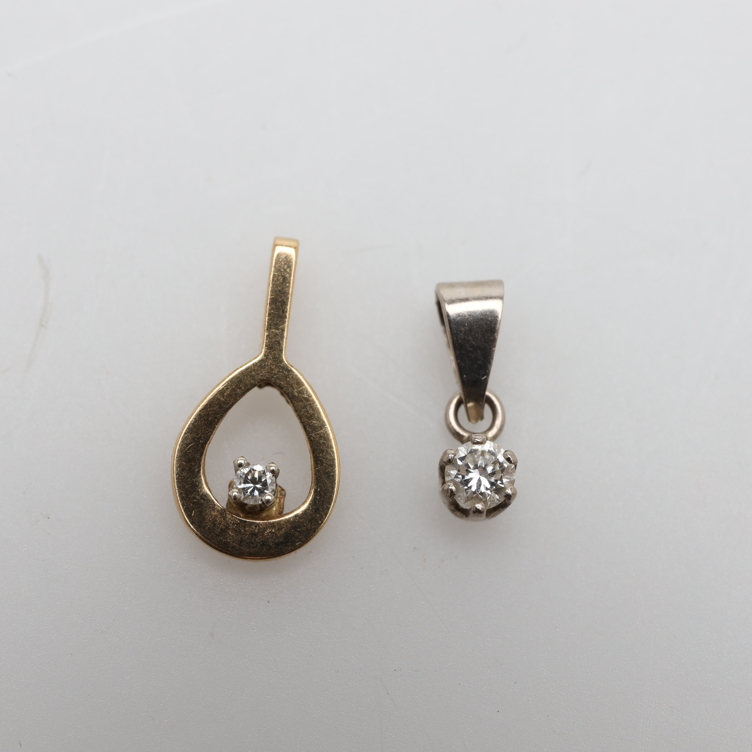 BERLOCKER 18K, guld, med diamant, bruttovikt ca 1 gram.