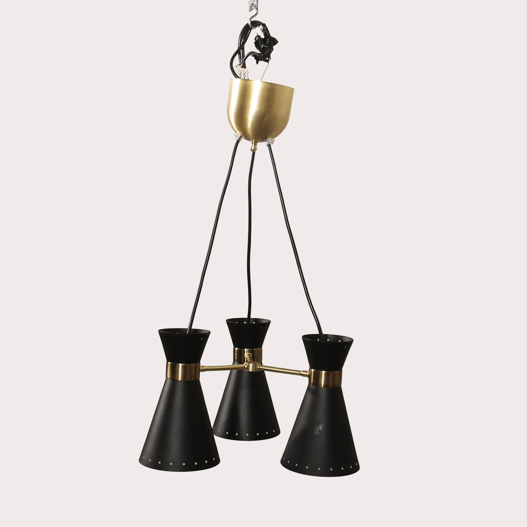 TAKLAMPA, gulmetall och plåt. "Arjeplog". Tre ljuskällor. IKEA. Modern tillverkning.