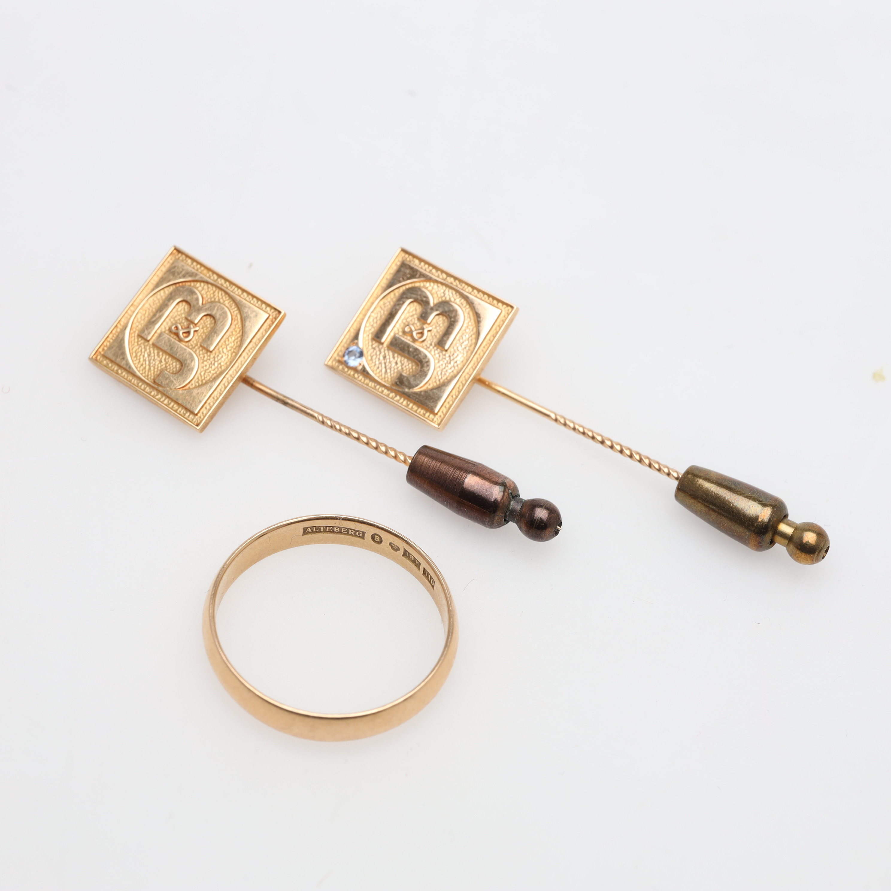 RING samt PINS 3 delar, 18K, guld, bruttovikt ca 11 gram.