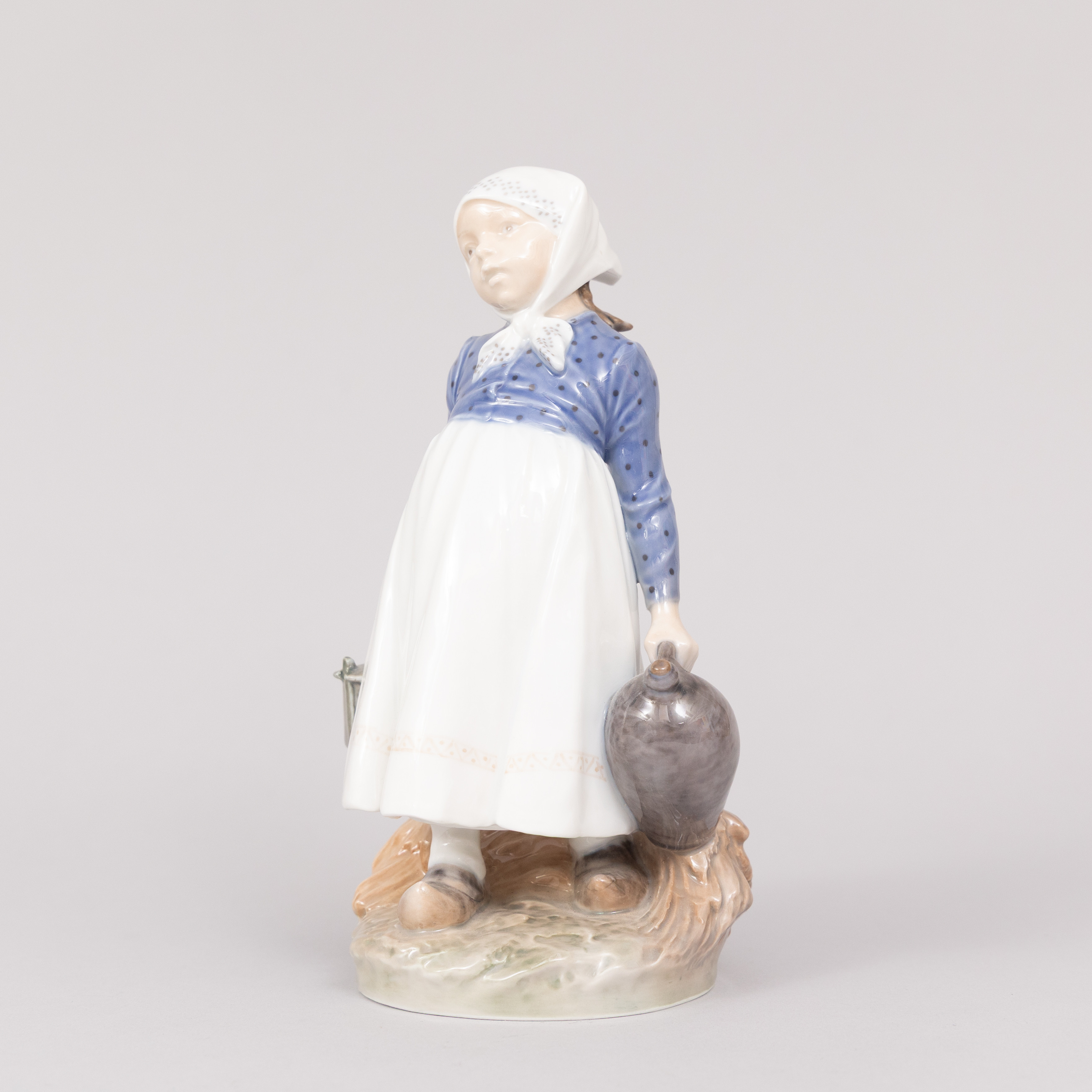 FIGURIN, porslin, flicka med förning i händer, Chr. Thomsen, Royal Copenhagen, Denmark.