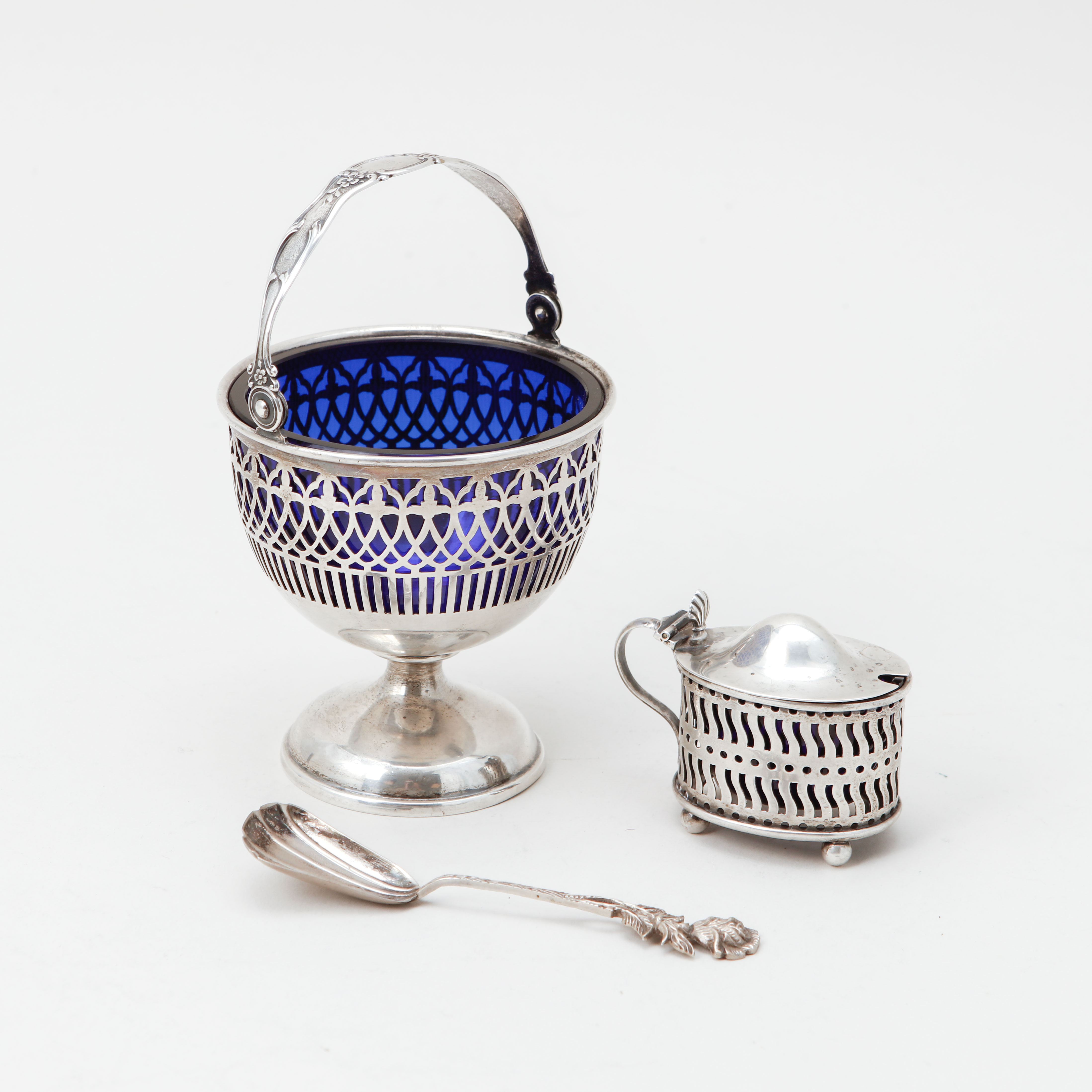 SKÅL samt SALTKAR och SKED, silver och glas. Vikt ca 164 gram.