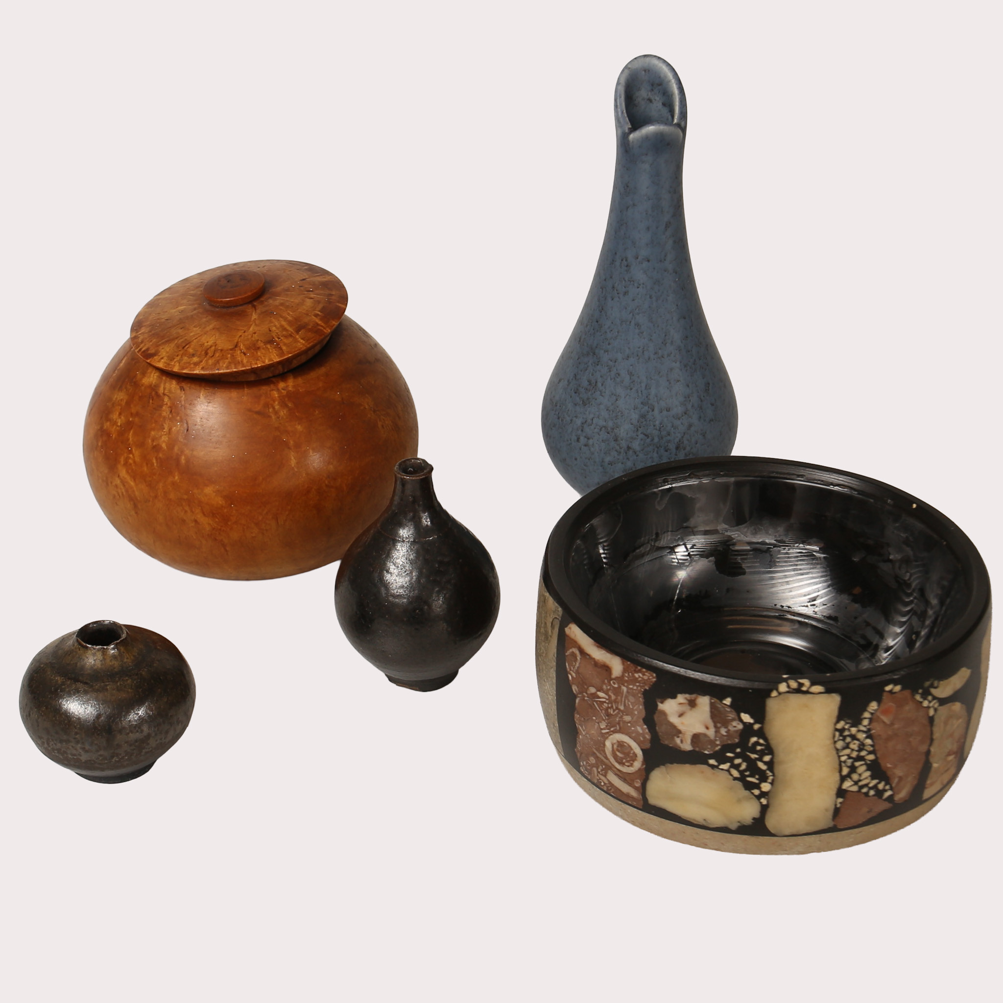EN GRUPP KÄRL, vas och miniatyrer, porslin. SKÅL, glasinsida med kalkstensdekor. MASURBJÖRKSBURK. 1950-2000-tal.