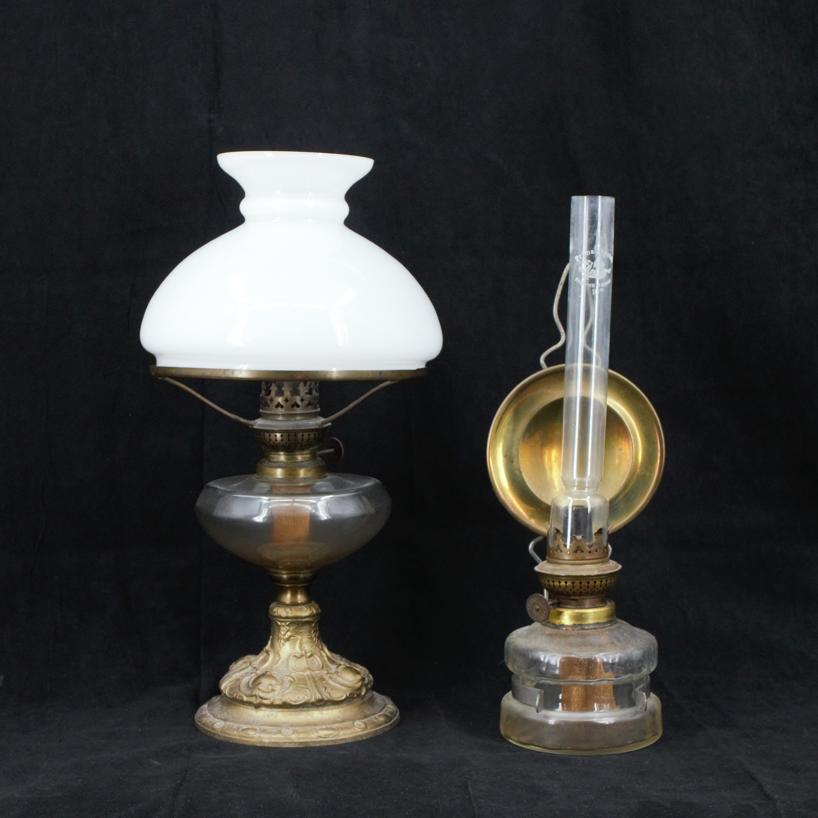 BORDSFOTOGENLAMPA och VÄGGLAMPA, 2 delar, mässing, glas, 1900-tal.