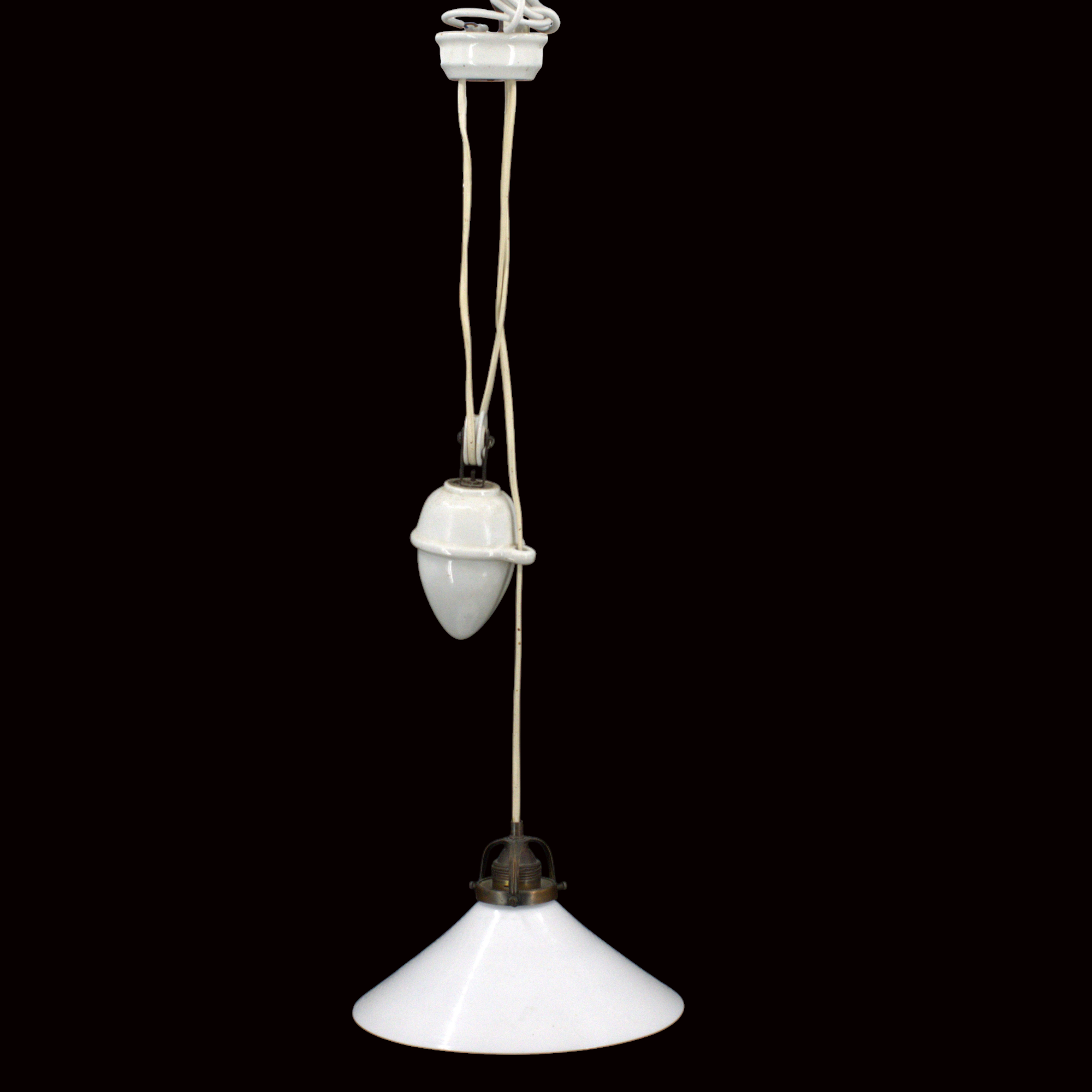 TAKLAMPA, s.k "Skomakarlampa" med hissanordning och takkopp av porslin, skärm av opakt glas, 1900-tal.