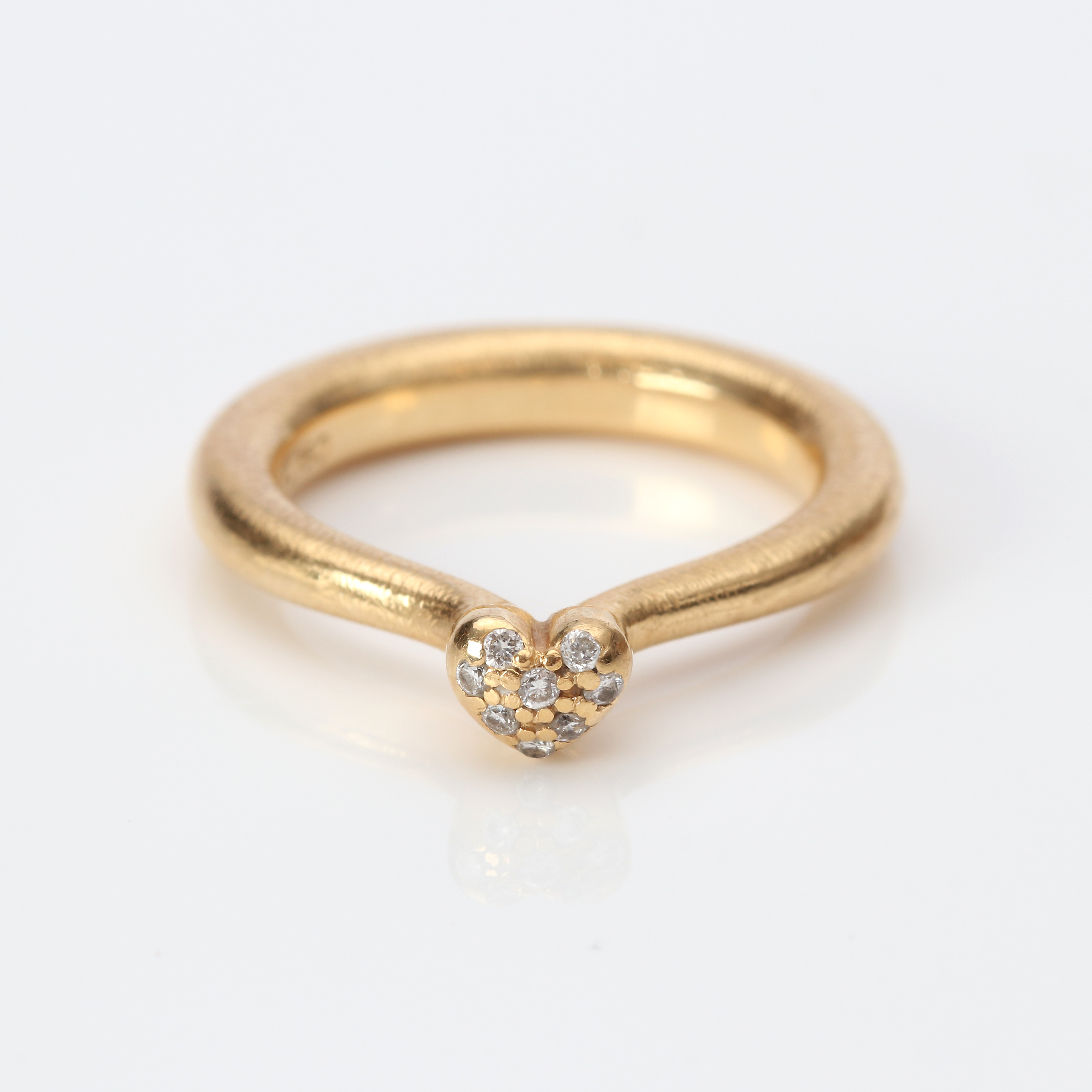 OLE LYNGGAARD, RING "HEART". 18k guld med briljantslipade diamanter totalt 0,08 ct, vikt 8,3 gram.