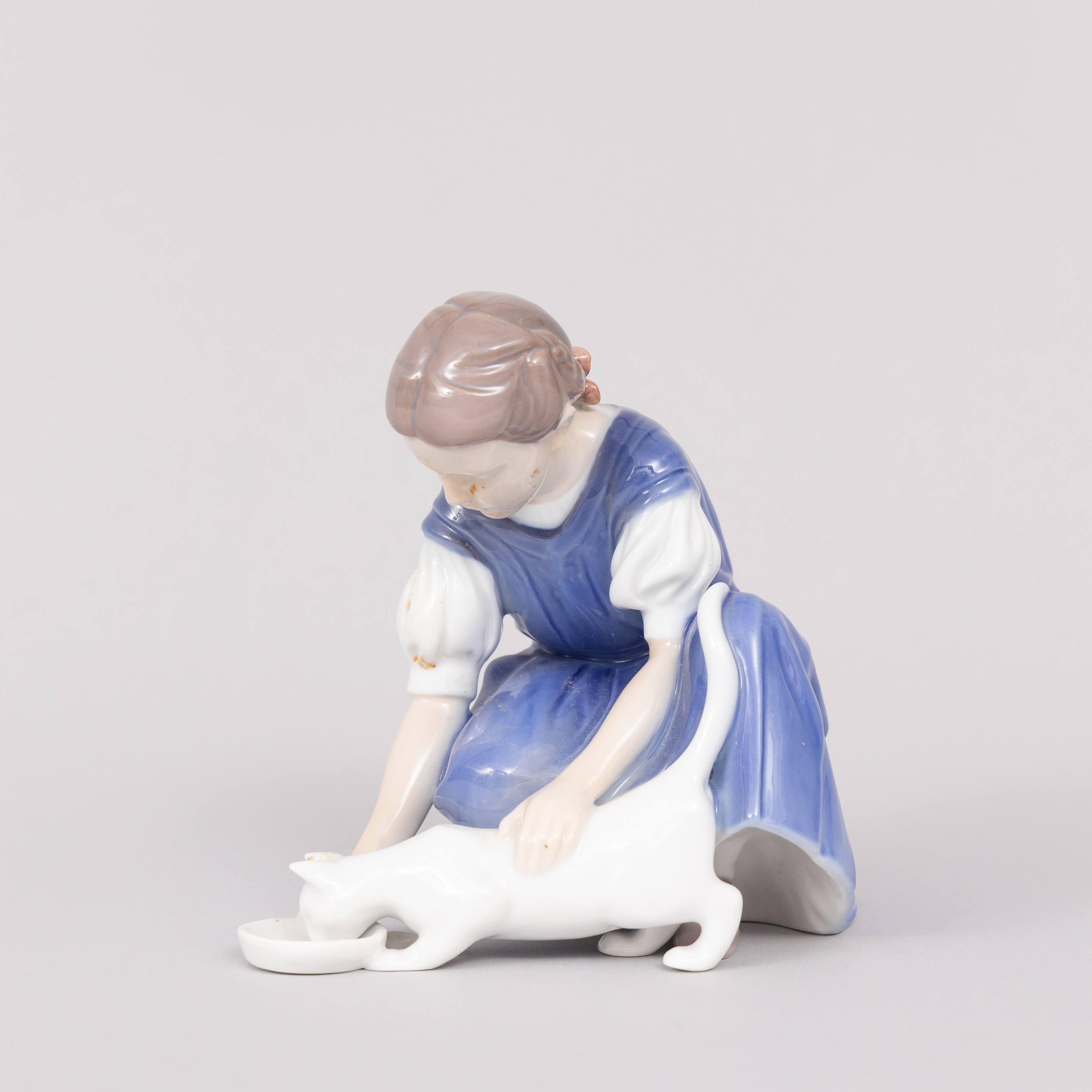 FIGURIN, porslin, Sittande flicka med katt, Bing&Gröndahl, Denmark.