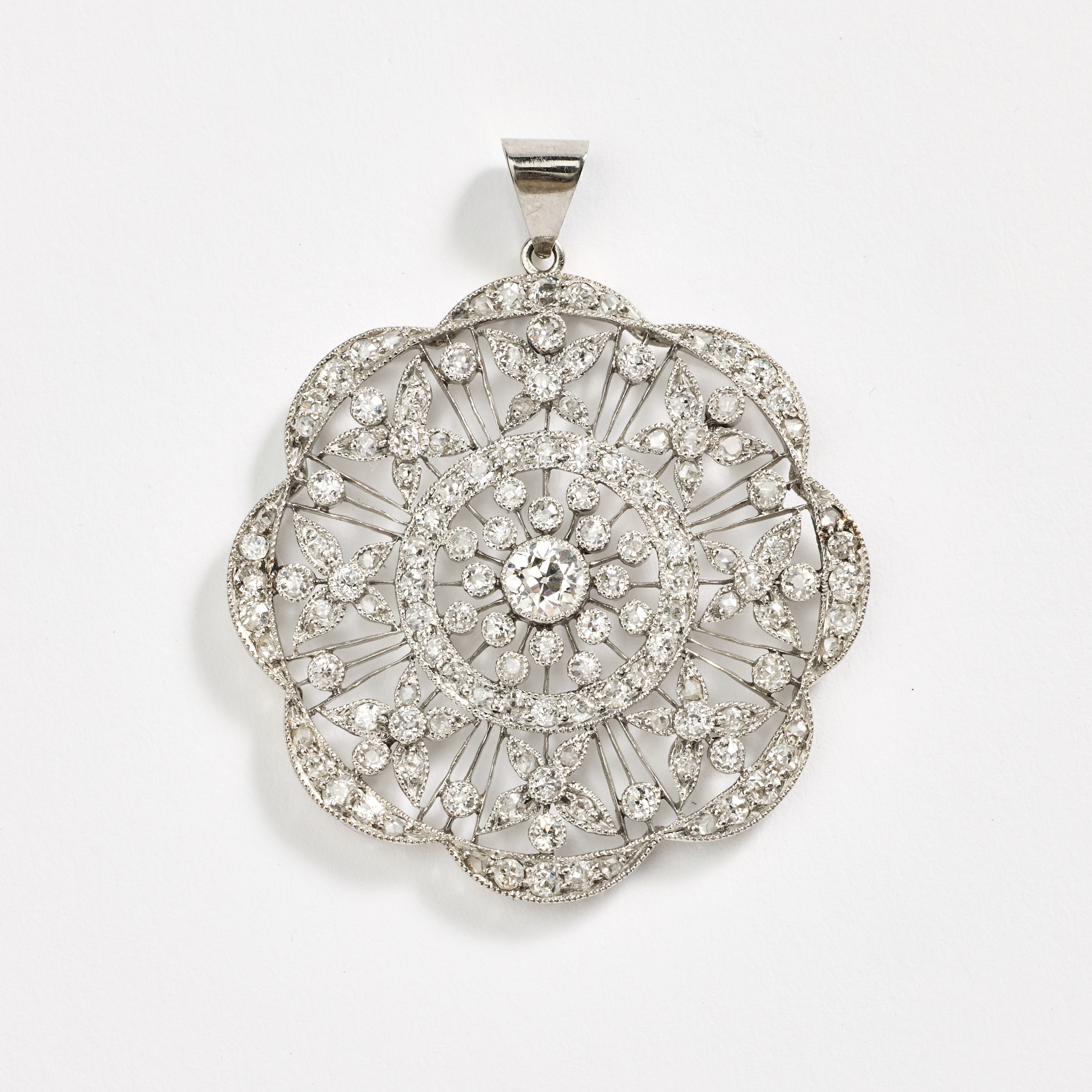 HÄNGE, platina med diamanter, "Garland stye", Belle Époque, omkring 1910.
