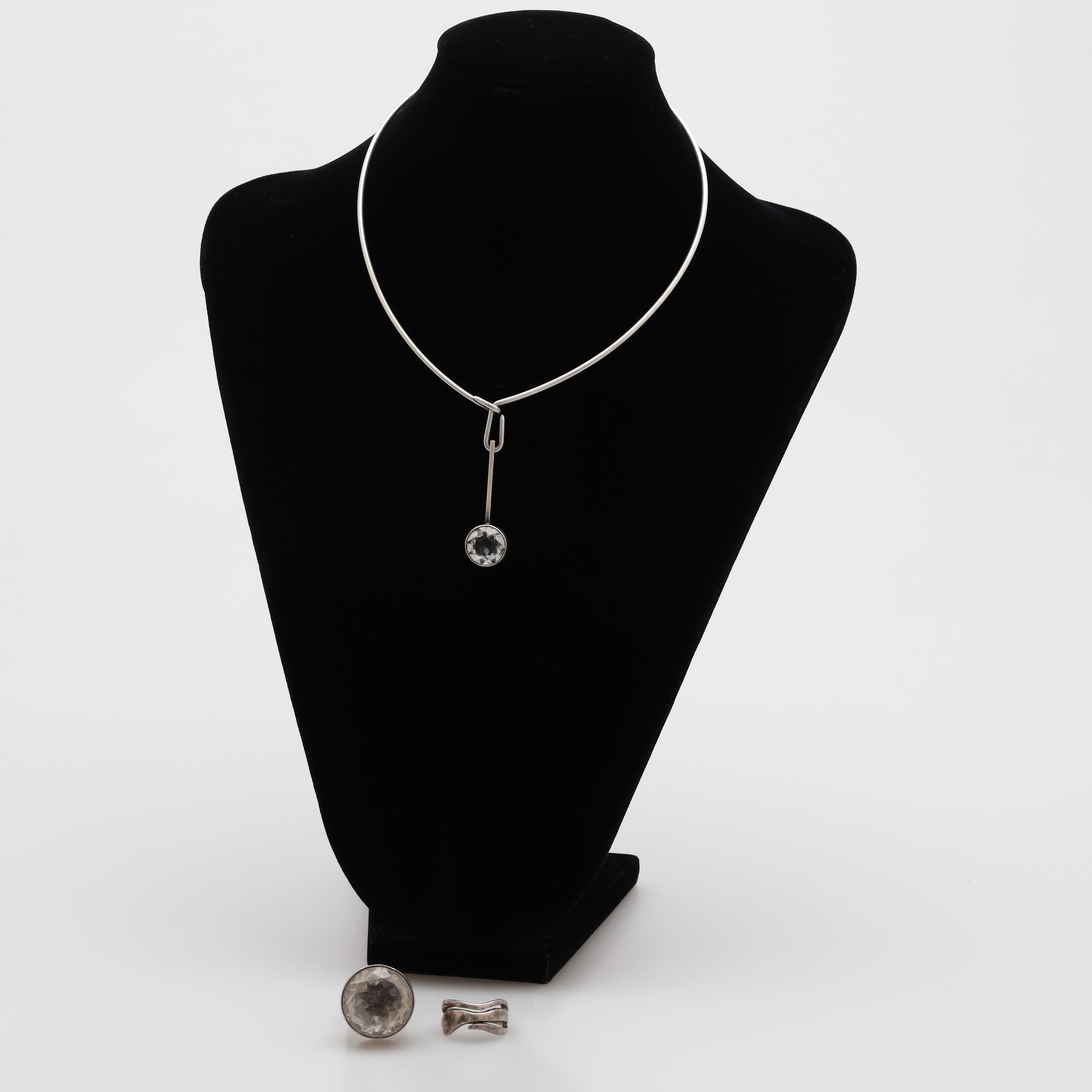 HALSBAND OCH RINGAR, silver, totalvikt 43 gram.