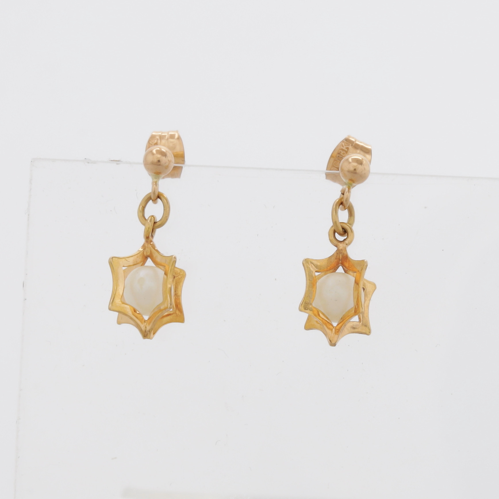 ÖRHÄNGEN med pärlor, ett par, guld, 18k, totalvikt 1,74 gram.