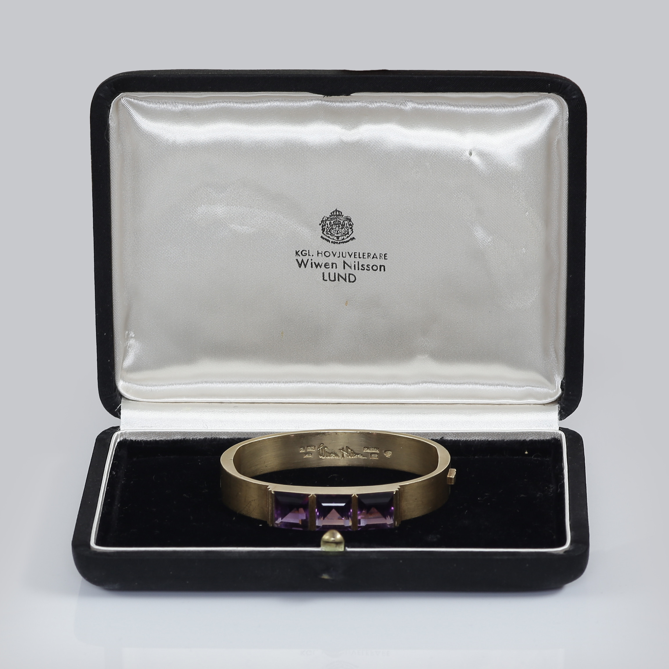 WIWEN NILSSON. ARMRING, 18K GULD, SLIPADE AMETISTER, LUND, R9 (1967).
