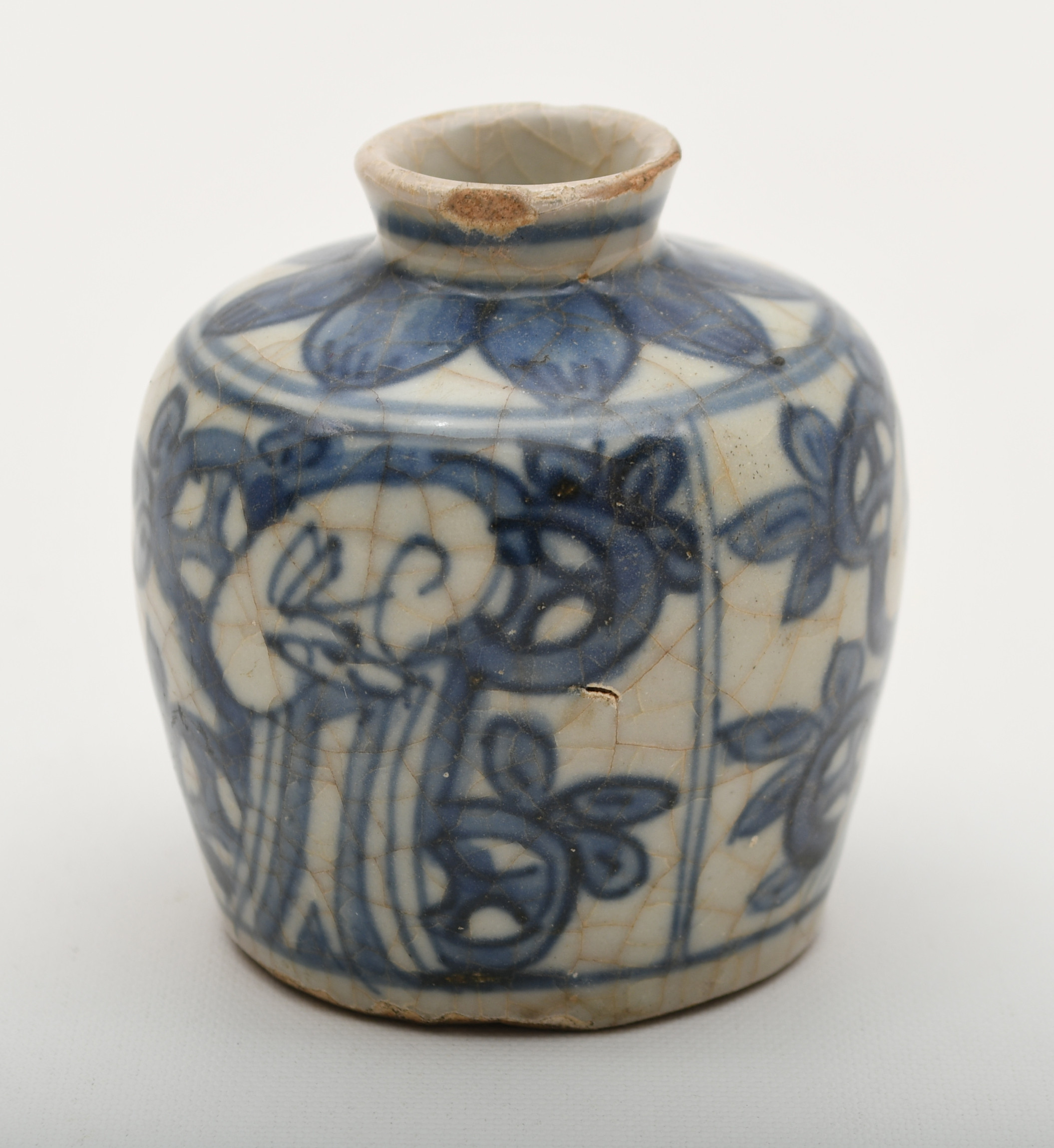KINA. Kruka. Ming Period. "Swatow".