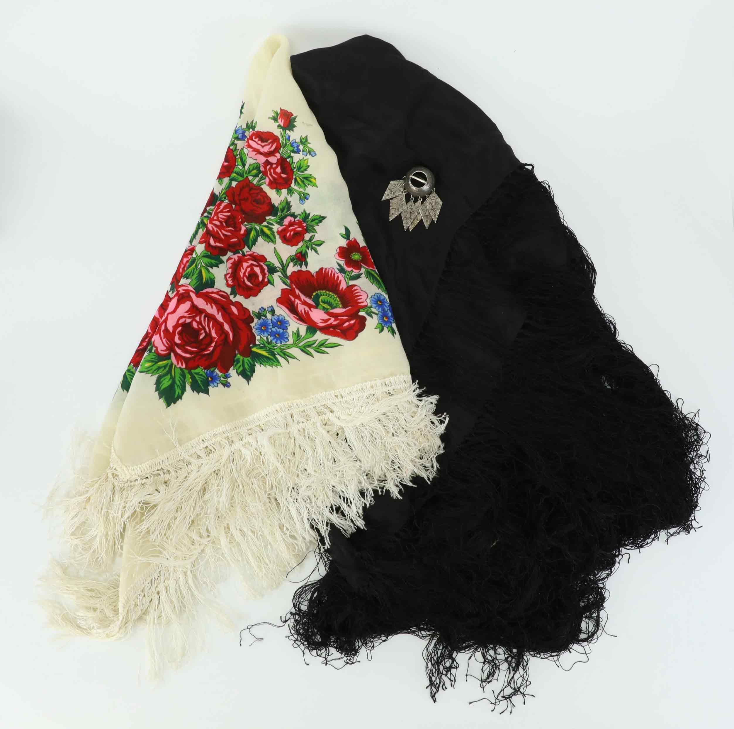 FOLKDRÄKTSDELAR, 3 st, sjal, lövspänne, 18/1900-tal.