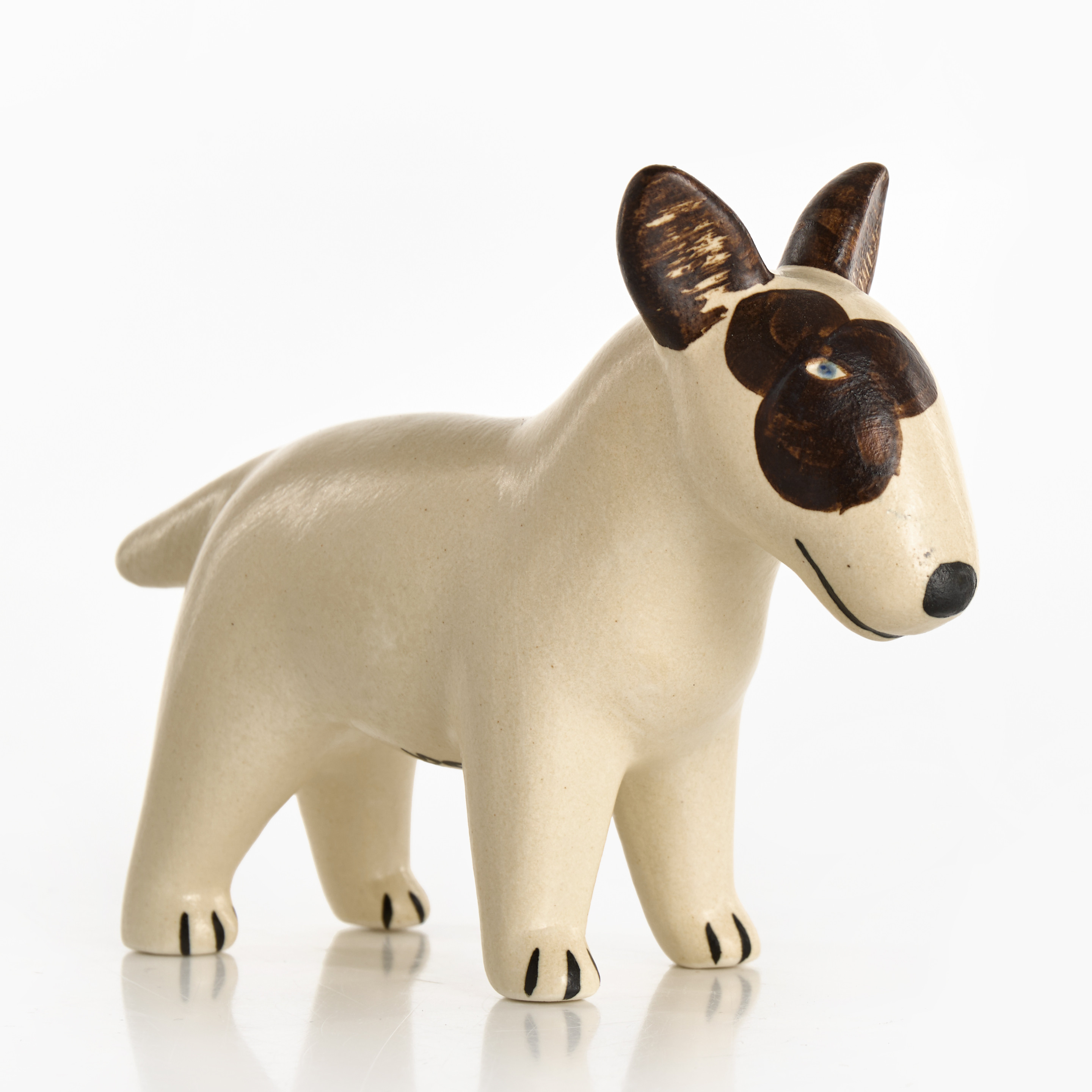 LISA LARSON (SVERIGE, 1931–2024). Figurin, glaserat stengods, bullterrier, märkt Lisa L. Made in Sweden. Beskrivning höjd 13 längd 19 cm.