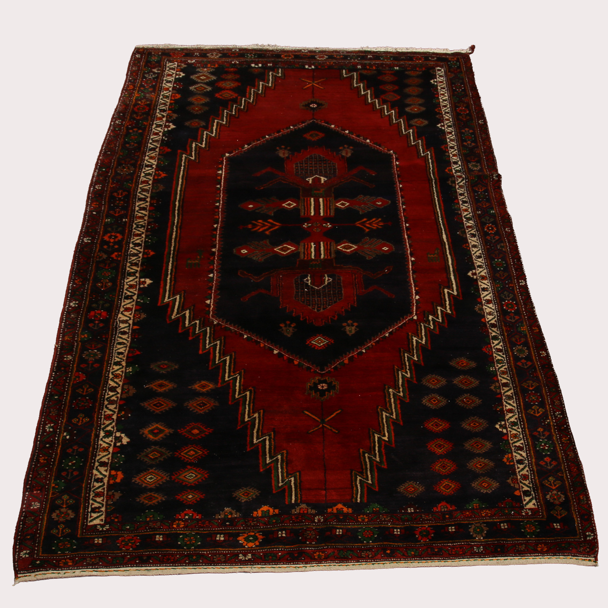 MATTA, orientalisk, handknuten, ull och bomull, Kelardesht. Medaljong i centrum mot blått, rött omgivande fält. 1900-talets sista fjärdedel.