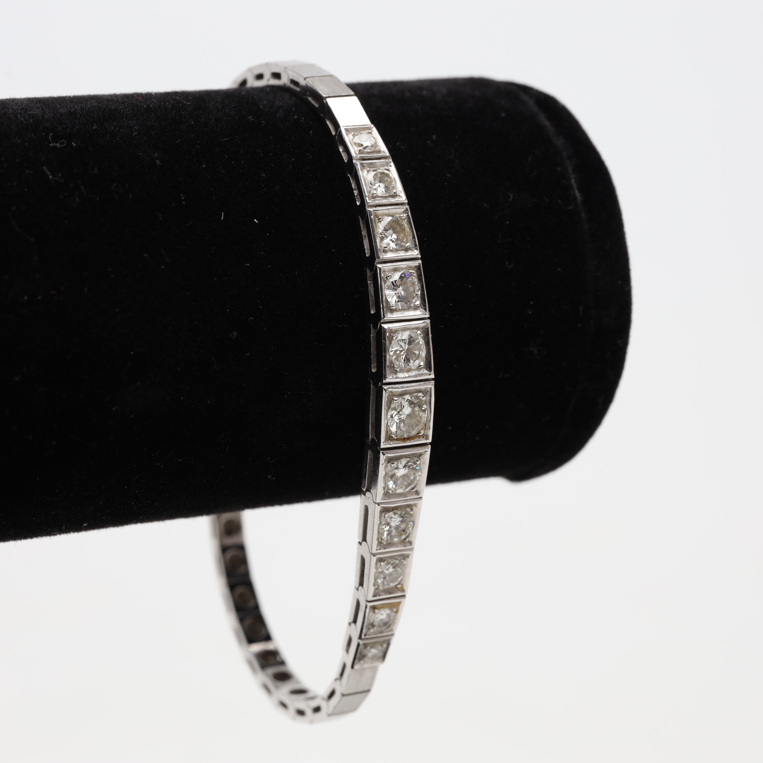 ARMBAND 18K vitguld, diamanter, bruttovikt ca 16,6 gram.