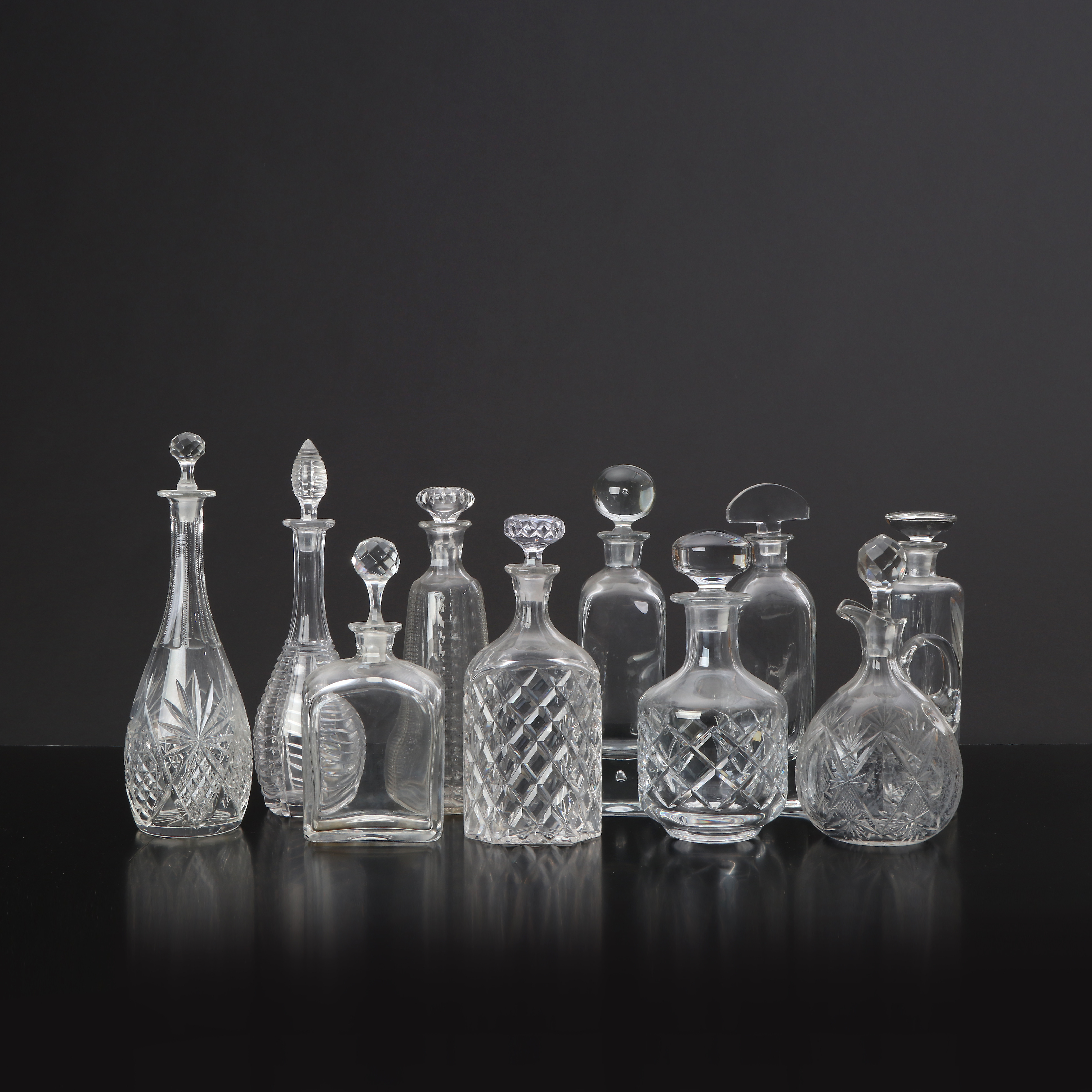 KARAFFER, 10 ST. Glas, några med slipad dekor. 1900-tal.