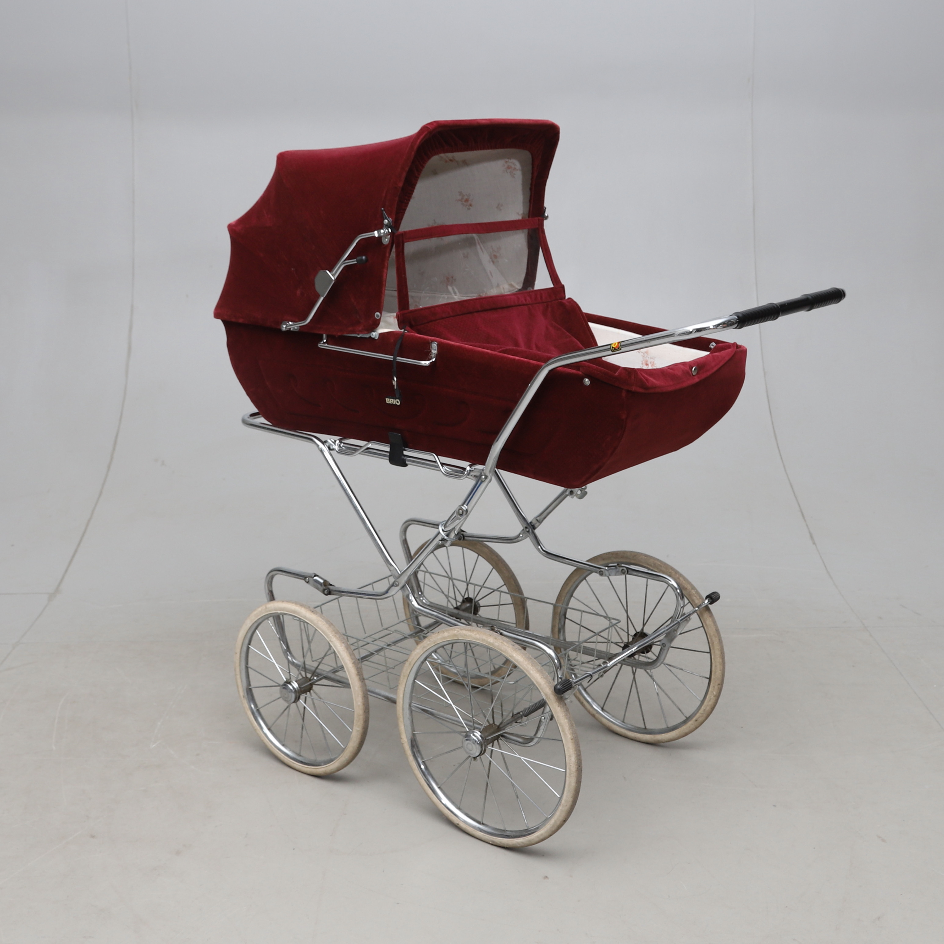 BARNVAGN, med tillbehör, röd sammet, Brio, 1900-tal.