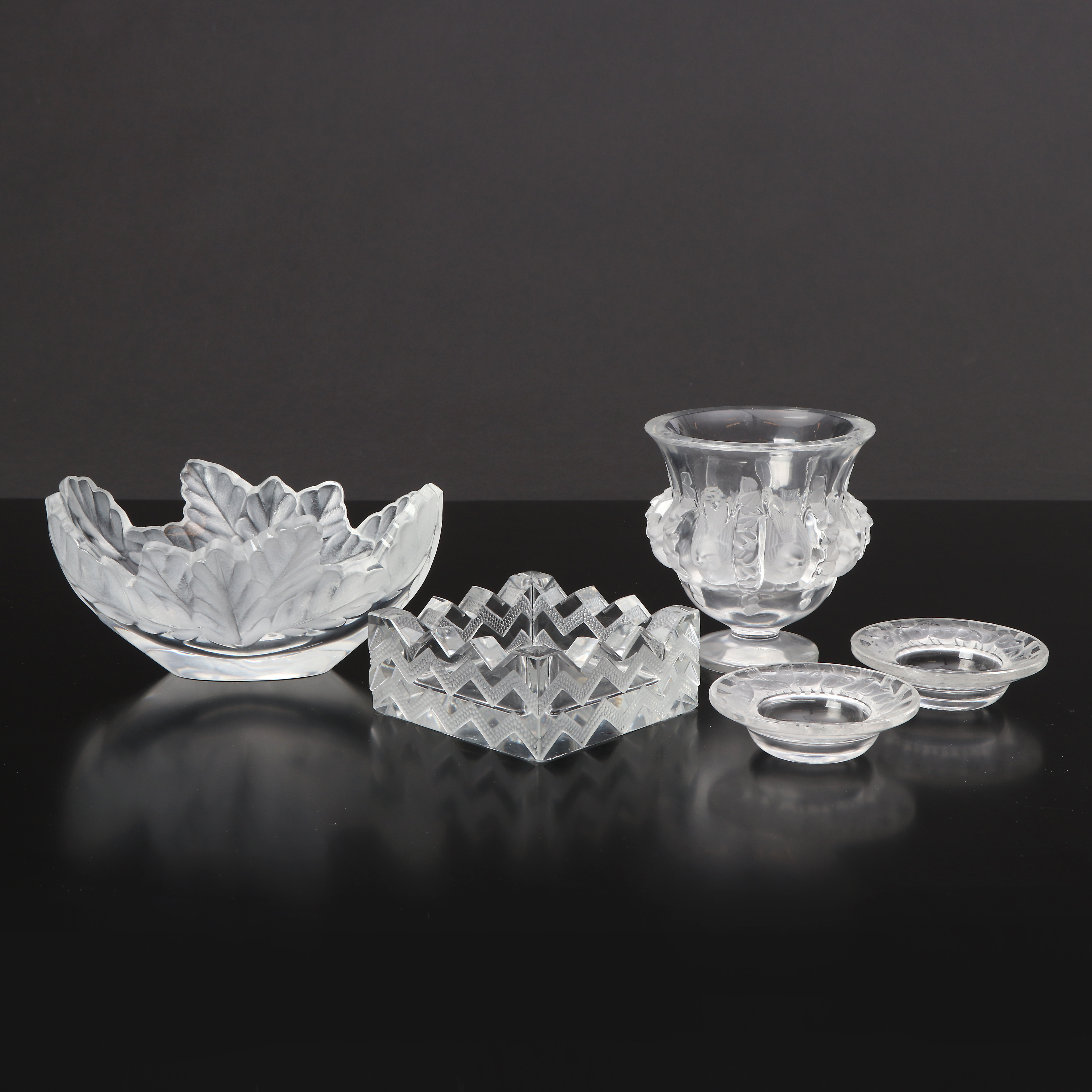 LALIQUE, FEM DELAR. Glas med delvis frostad dekor. Franrike, 1900-tal. Signerade.