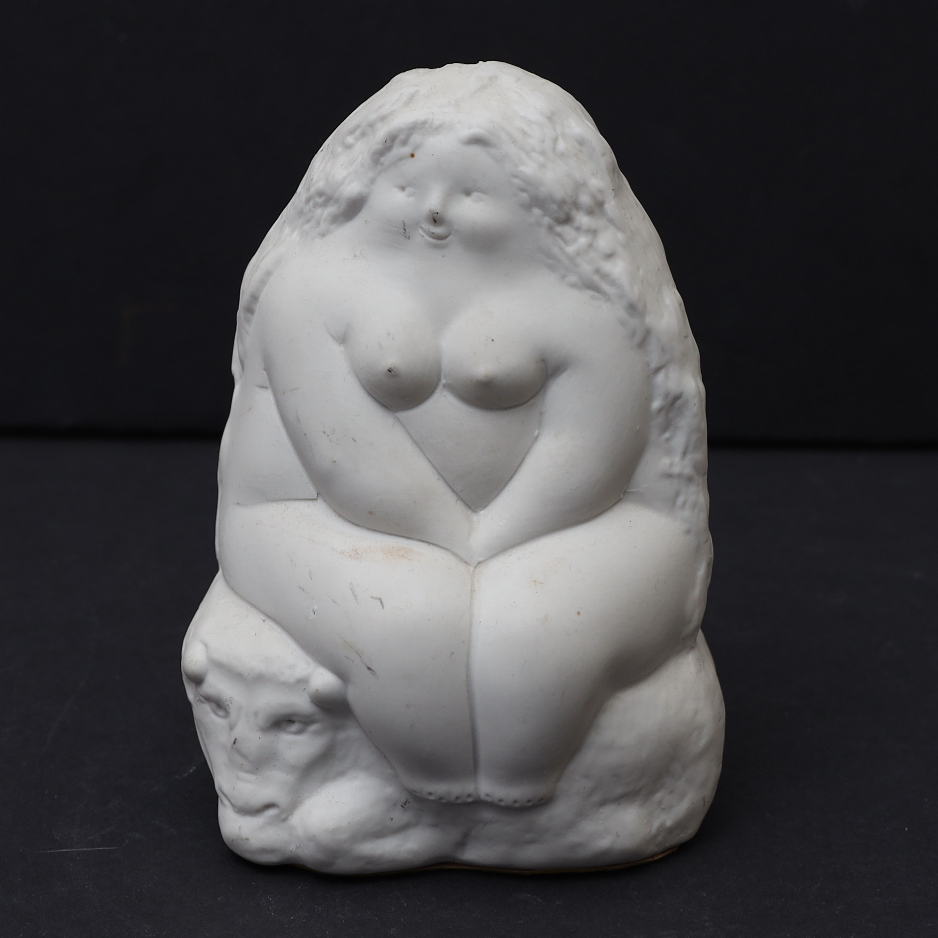 RICARDO MESA. Skulptur, parian, föreställande naken kvinna, signerad.