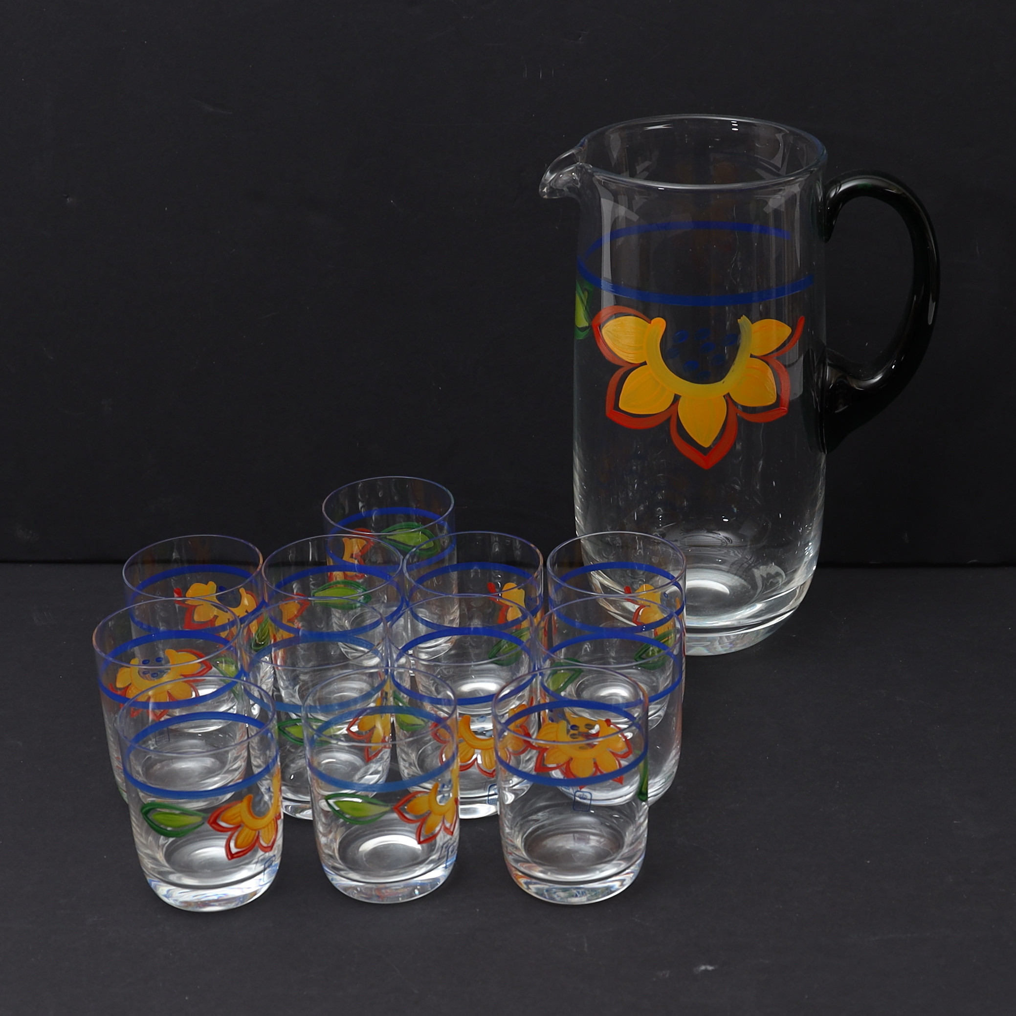 BARBRO RYDHOLM. FÖR CHRISTINEHOLM DESIGN STUDIO, Fyrklövern, "Solros" Selterglas 12st samt serveringskanna.