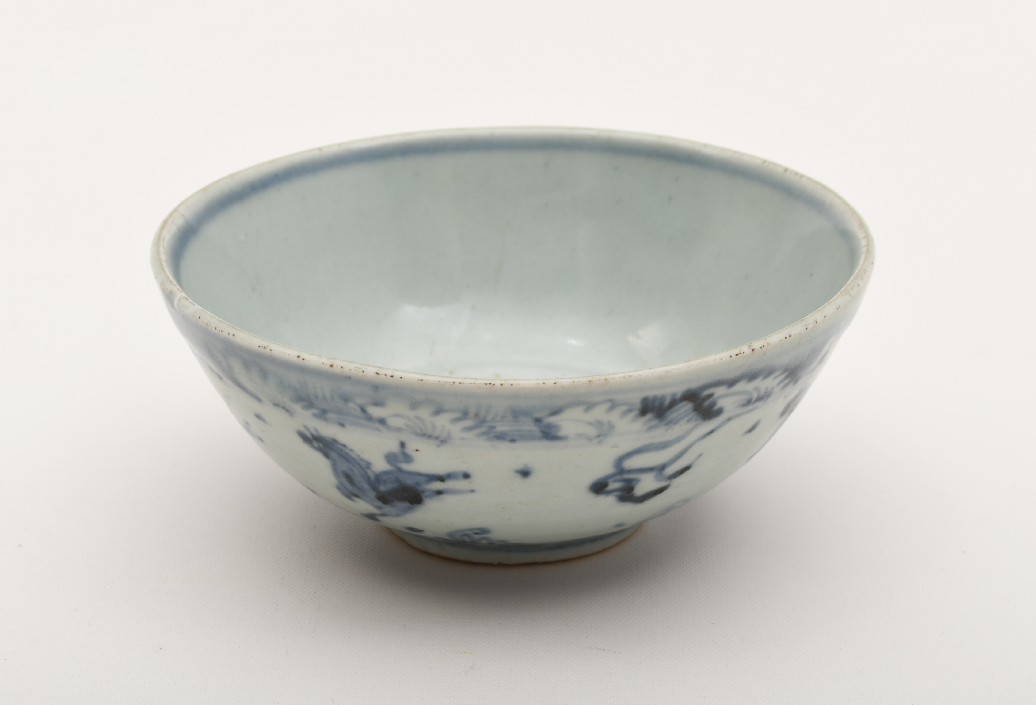 KINA. Skål. Porslin med dekor av hästar, Ming, 1500-tal.